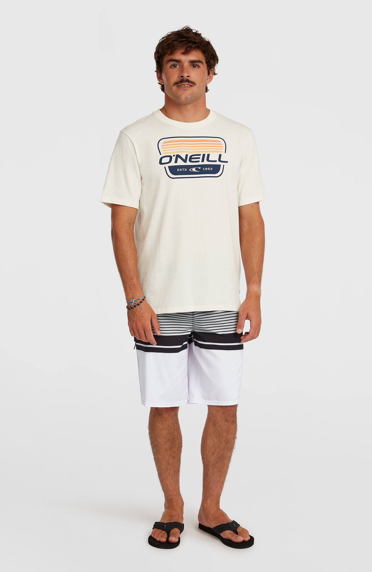 Graphic T-Shirt für Herren, weiß mit Logo-Print in Blau und Orange, Ganzkörperansicht, getragen am Model