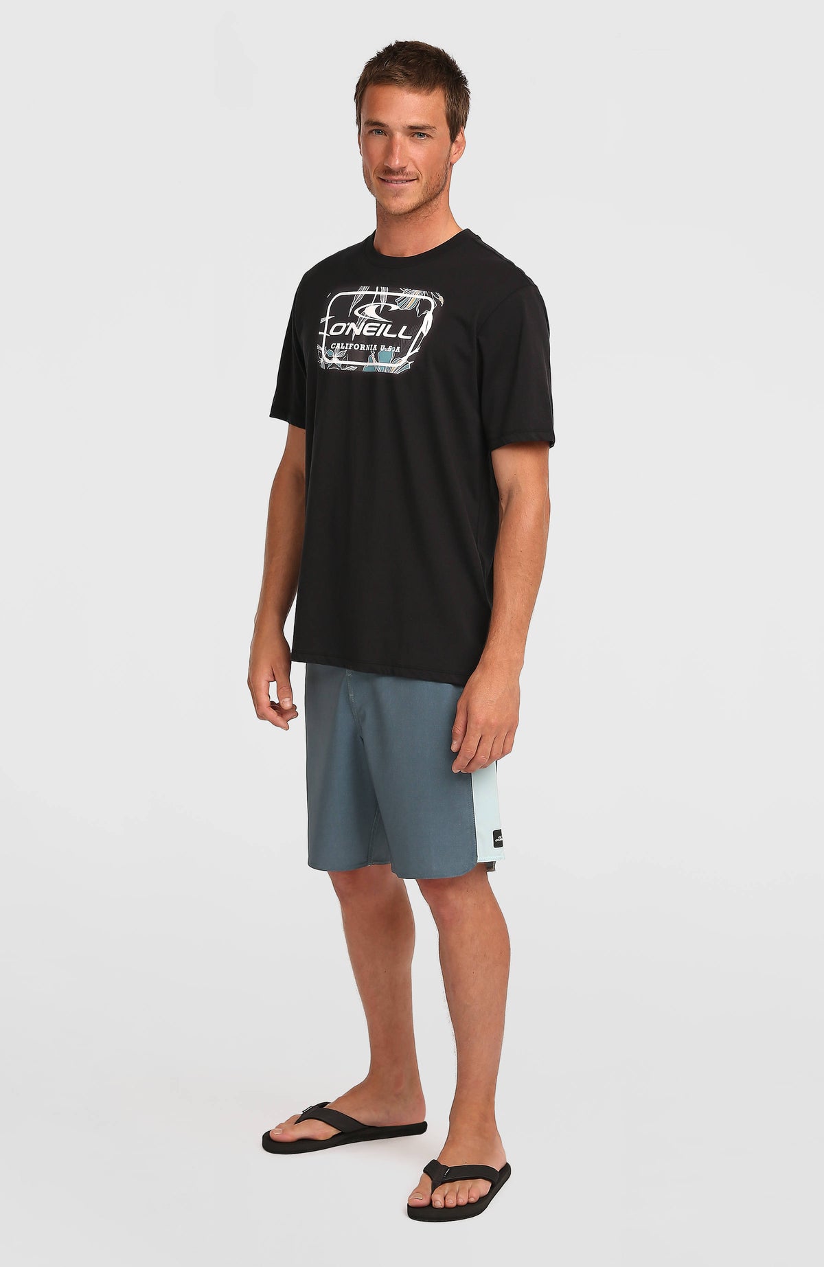 Graphic T-Shirt für Herren, schwarz, Ganzkörperansicht von schräg vorne am Model
