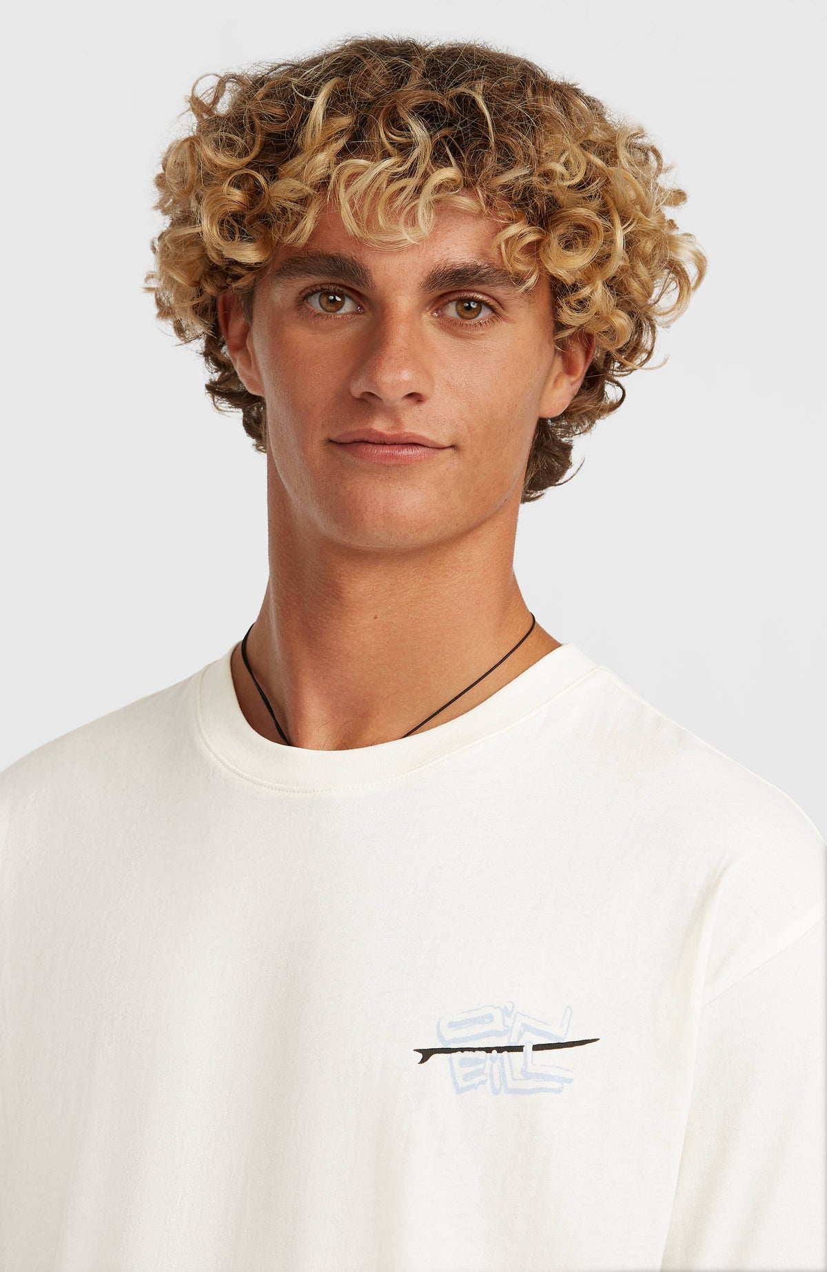 Retro Back-Print T-Shirt für Herren, weiß, Nahaufnahme von Rundhalsausschnitt und Brust-Print am Model
