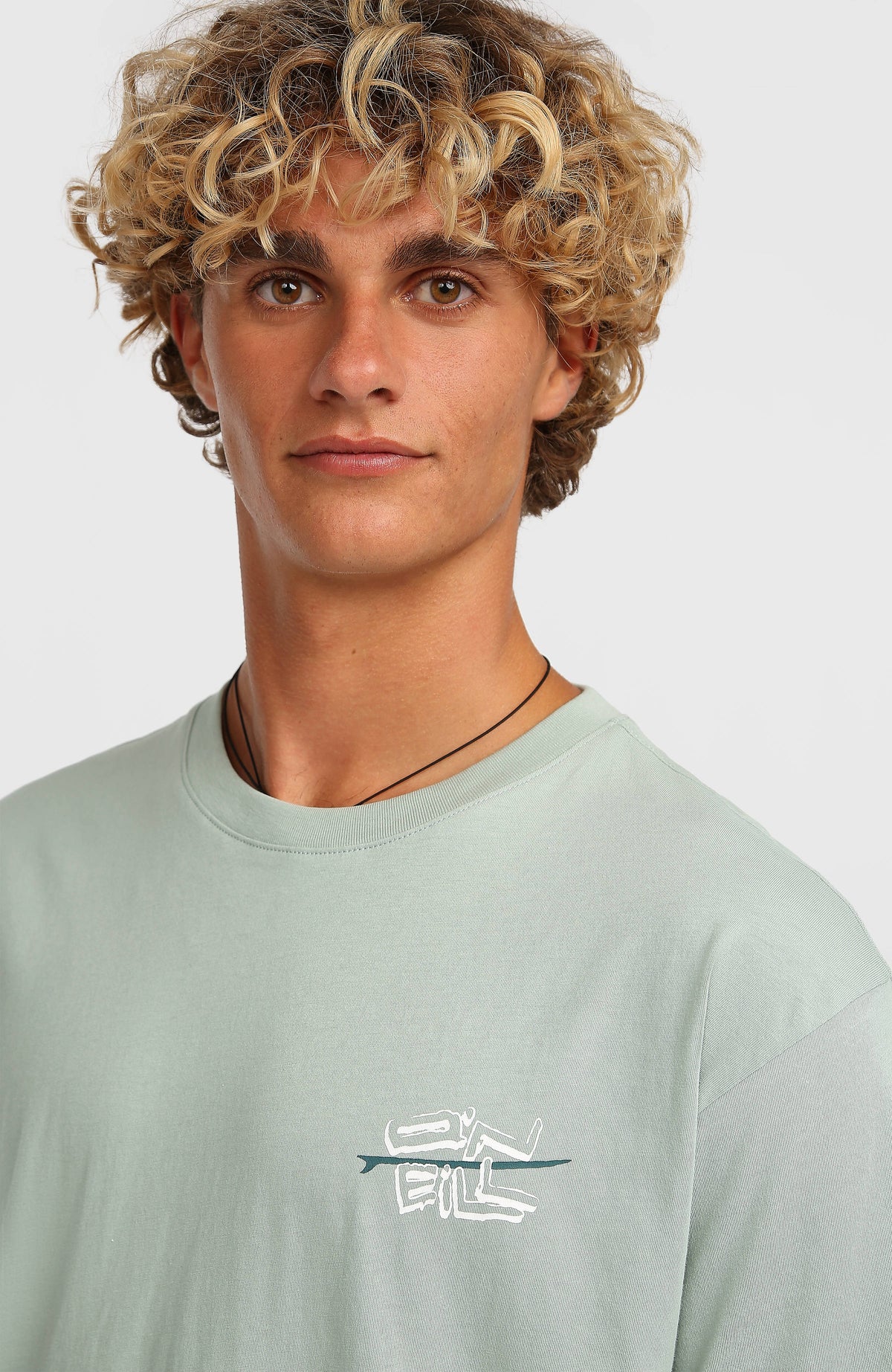 Retro Back-Print T-Shirt für Herren, grün mit Logo-Print in Weiß und Dunkelgrün, Nahaufnahme des Ausschnitts