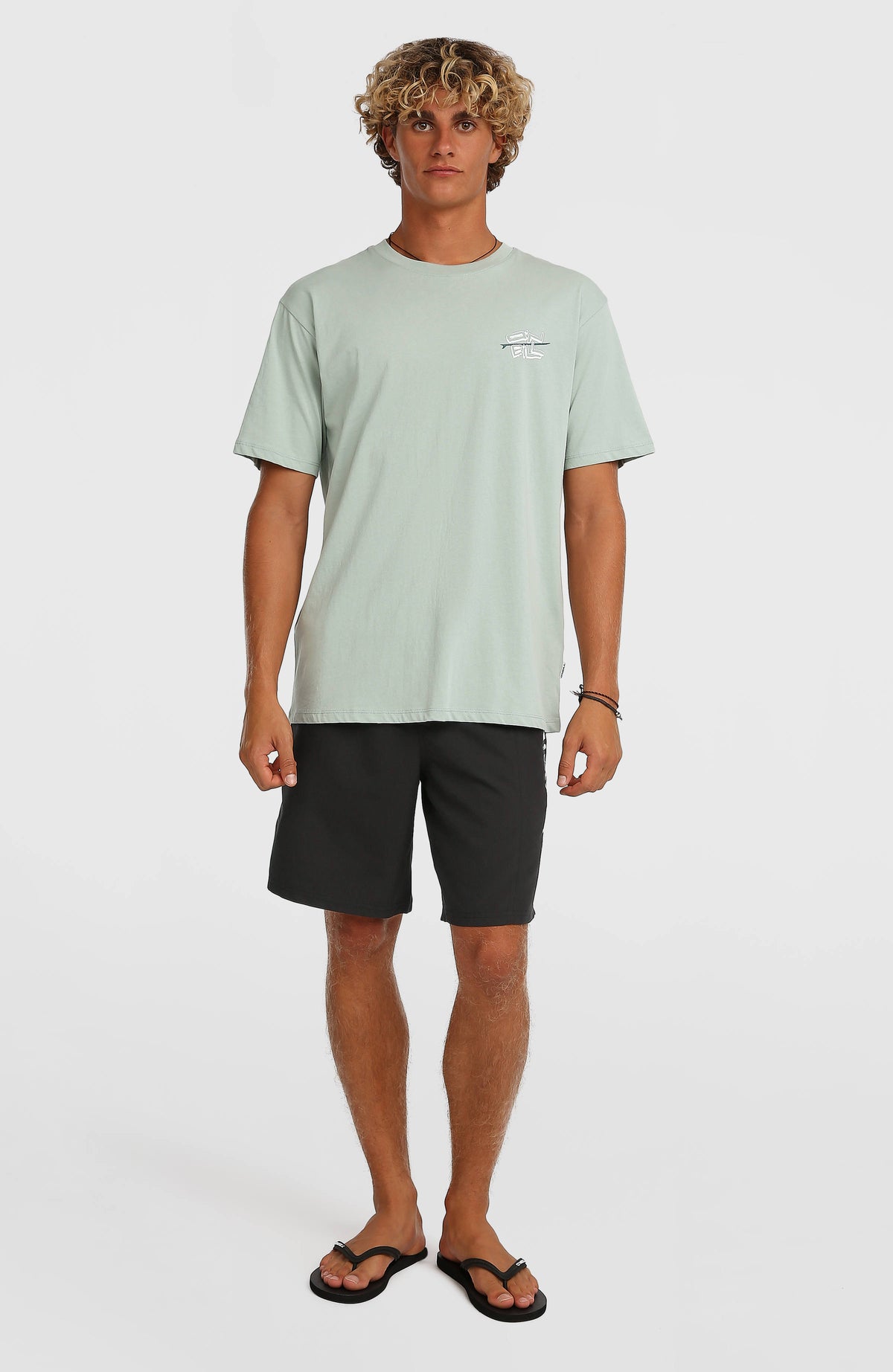 Retro Back-Print T-Shirt für Herren, grün mit Logo-Print in Weiß und Dunkelgrün, Ganzkörperansicht am Model
