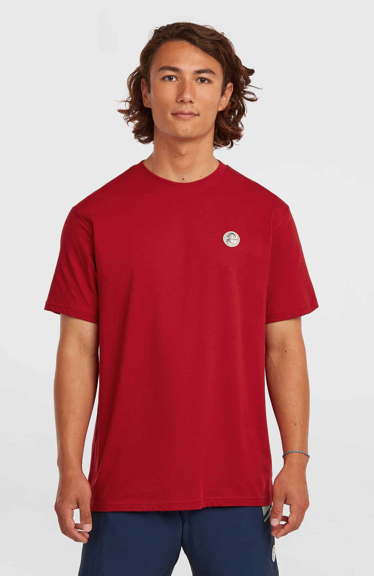 O'Neill O'Riginals Badge T-Shirt für Herren, rot, Vorderansicht, getragen am Model