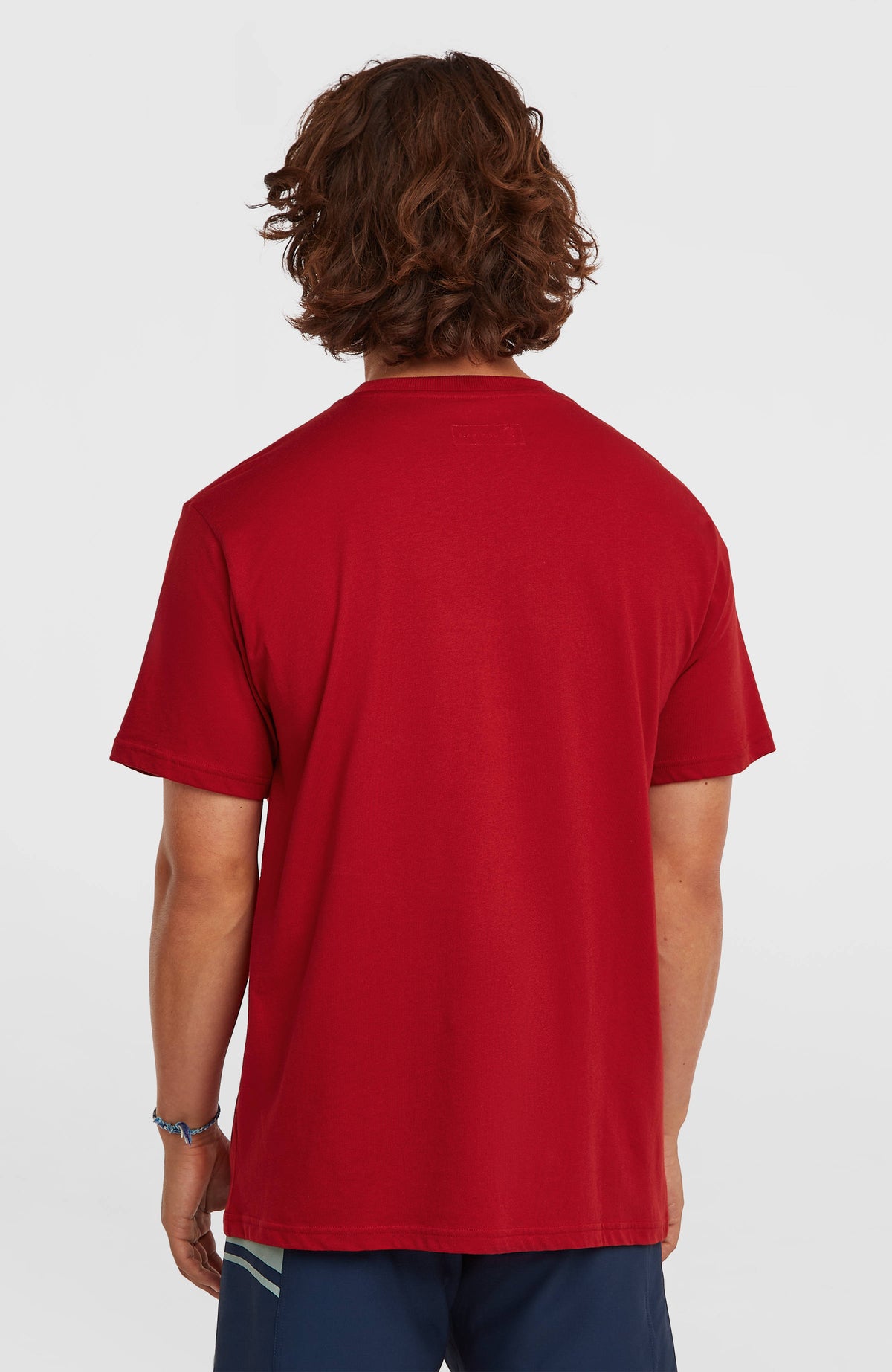 O'Riginals Badge T-Shirt für Herren, rot, Rückansicht, getragen am Model