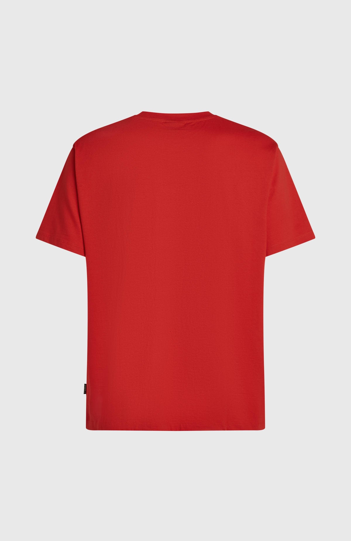 Essentials 90s Logo T-Shirt für Herren, rot, freigestellt von hinten mit Label-Fähnchen an der Seitennaht