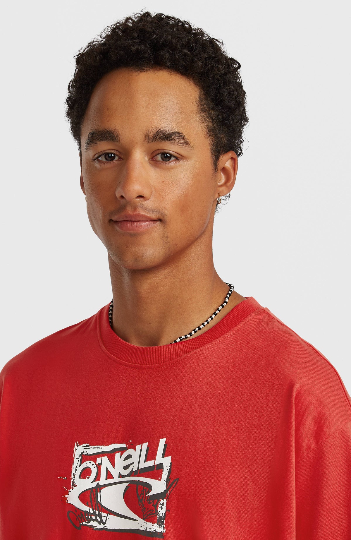 Nahaufnahme des Essentials 90s Logo T-Shirt für Herren in Rot mit Logo-Print am Rundhalsausschnitt