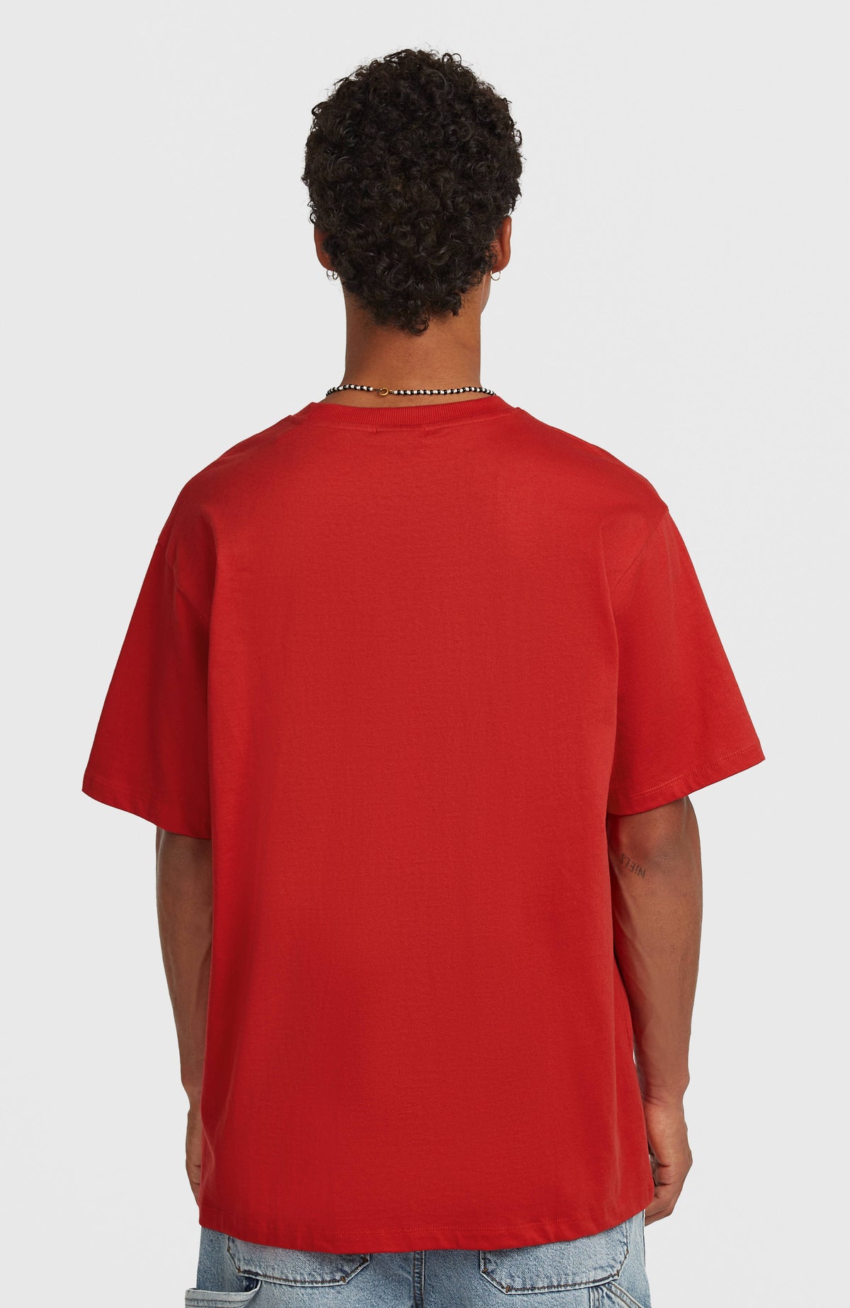 Essentials 90s Logo T-Shirt für Herren, rot, unifarbene Rückansicht getragen am Model