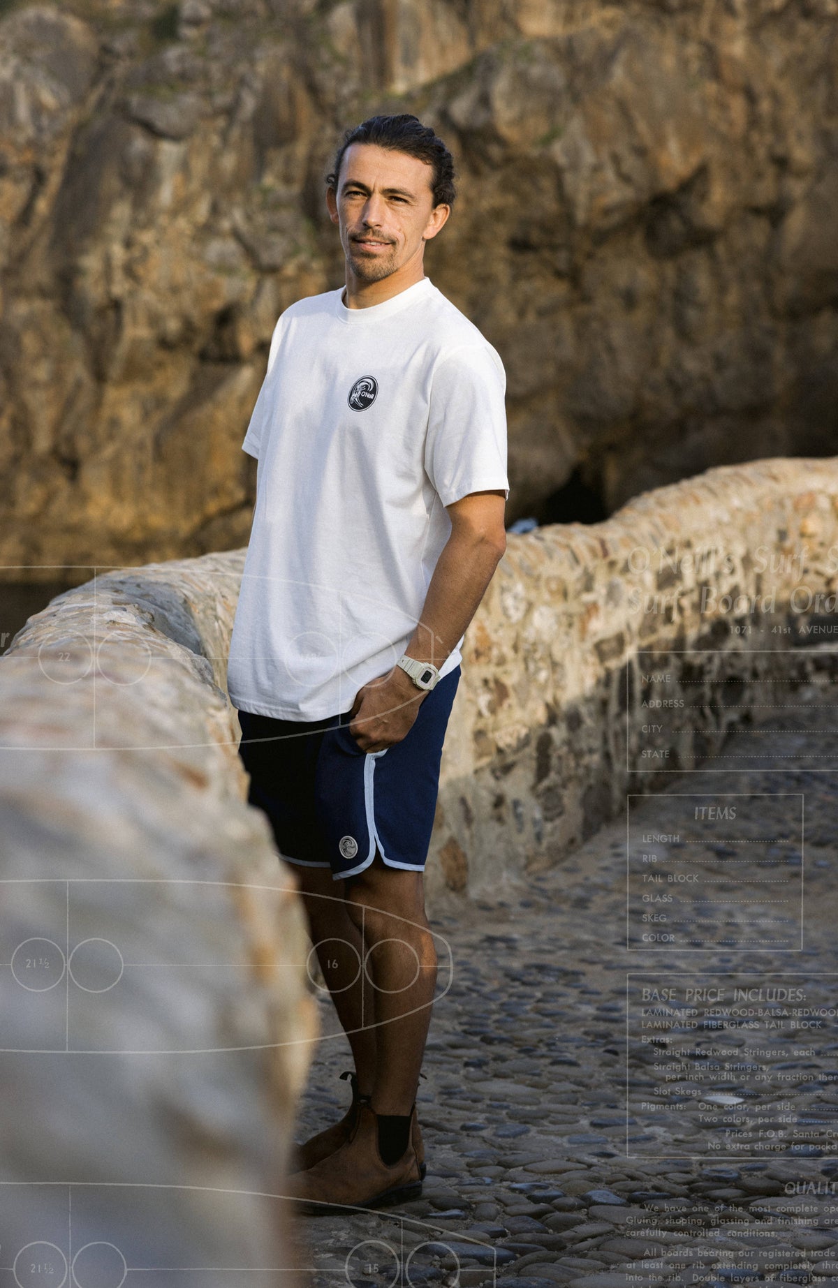 O'Riginals Surf Shop T-Shirt, weiß mit Logo-Print in Schwarz, getragen im Freien, Vorderansicht