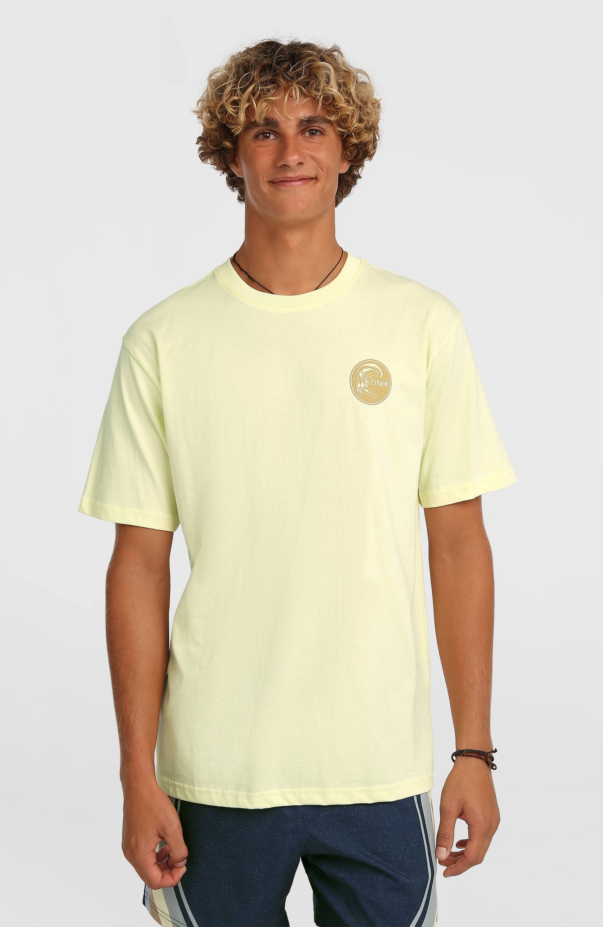 O'Neill O'Riginals Surf Shop T-Shirt für Herren, gelb mit Grafik-Print in Braun, Vorderansicht am Model