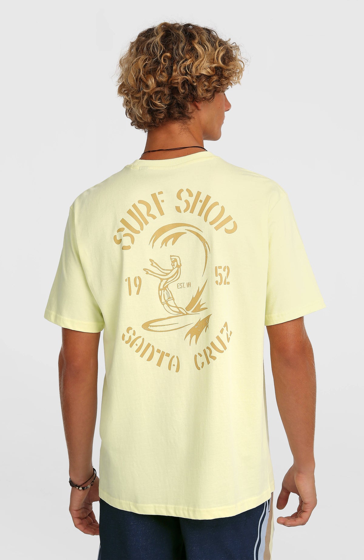 O'Riginals Surf Shop T-Shirt für Herren, gelb mit Grafik-Print in Braun, Rückansicht am Model