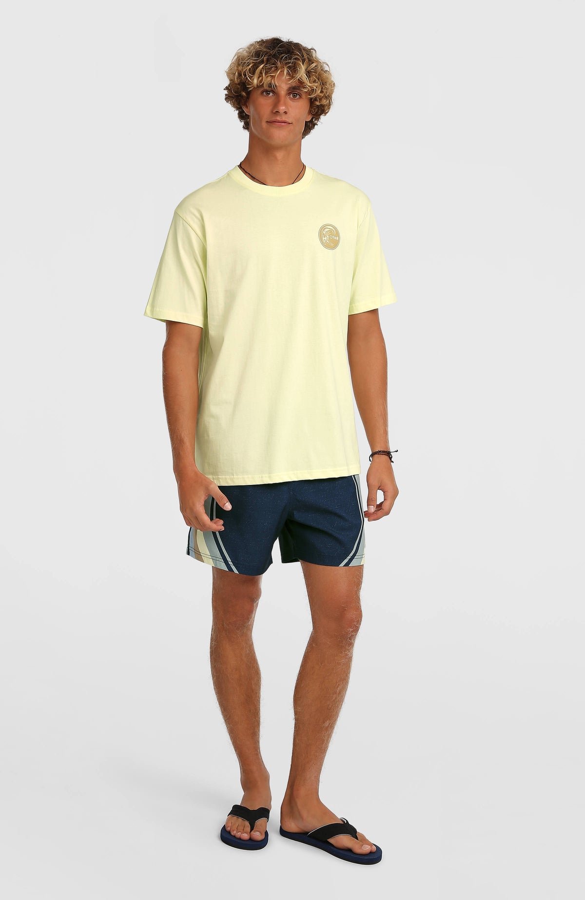 O'Riginals Surf Shop T-Shirt für Herren, gelb mit Grafik-Print in Braun, Ganzkörperansicht am Model