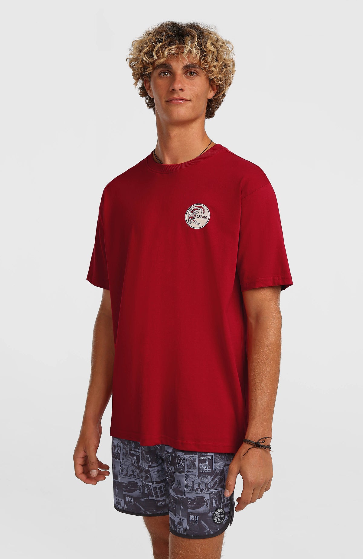 O'Neill O'Riginals Surf Shop T-Shirt für Herren, rot mit Logo-Print in Weiß, Vorderansicht getragen am Model