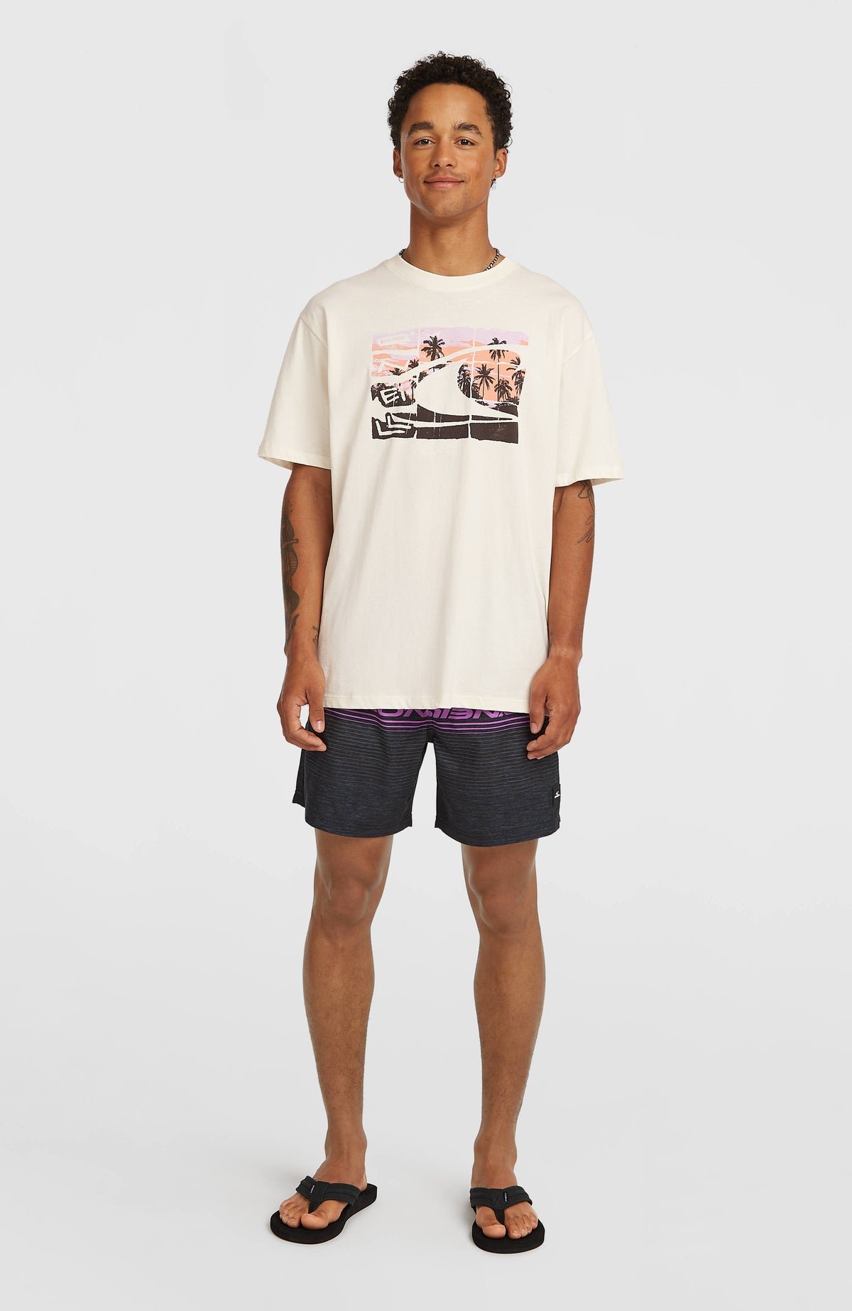 Gradient T-Shirt für Herren, weiß mit Logo-Print in Rosa und Schwarz, Ganzkörperansicht am Model