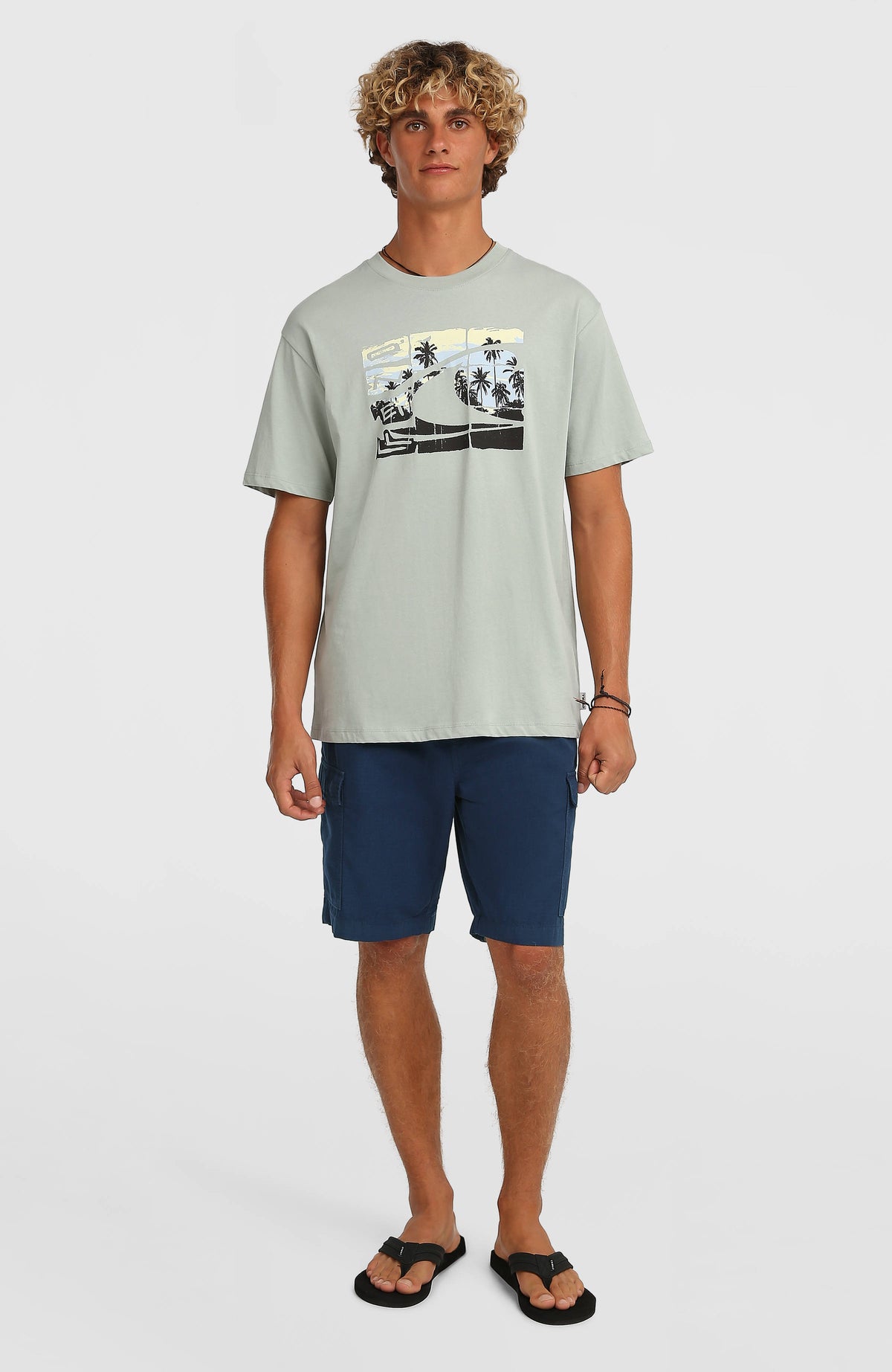 Gradient T-Shirt für Herren, grün mit Grafik-Print in Schwarz und Gelb, Ganzkörperansicht getragen am Model