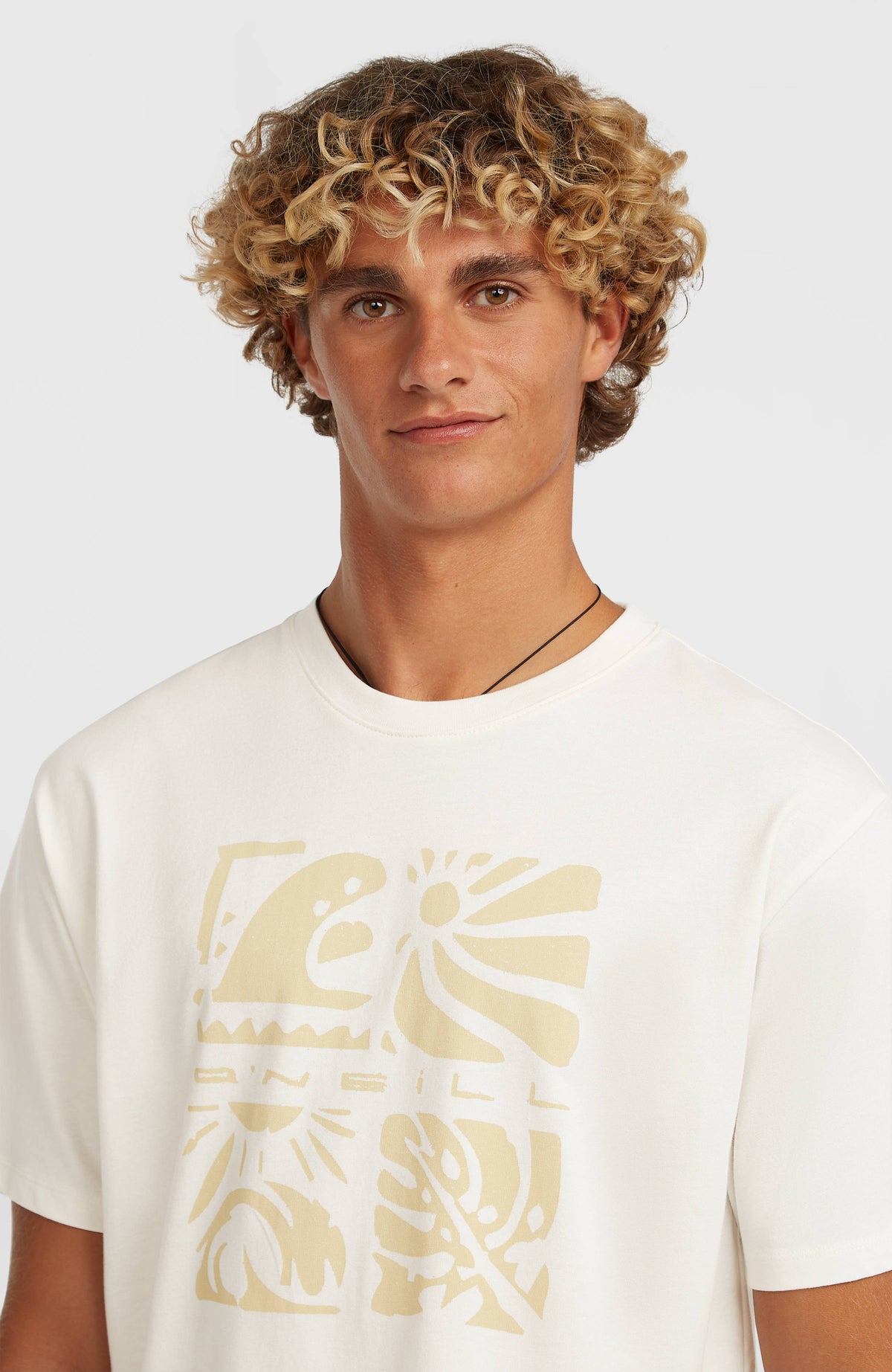 Nahaufnahme von Rundhalsausschnitt und Grafik-Print des weißen Melange Front-Print T-Shirts am Model