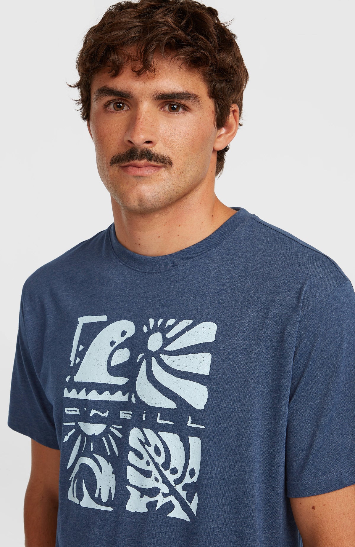Nahaufnahme des Melange Front-Print T-Shirt in Blau mit Grafik-Print in Hellblau und Rundhalsausschnitt am Model
