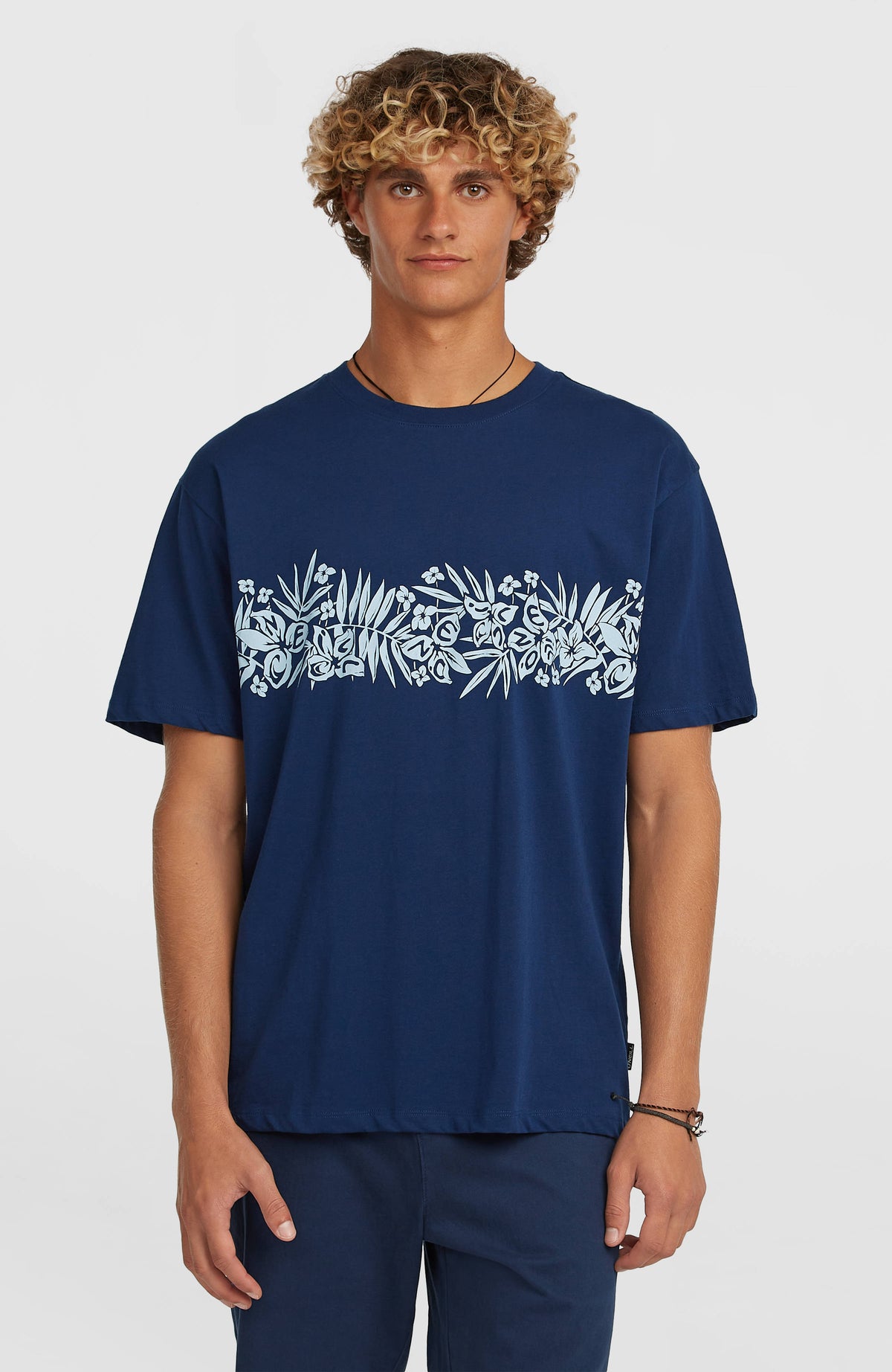 O'Neill Uni Flower T-Shirt für Herren, blau mit Blumenmuster in Hellblau, Vorderansicht am Model
