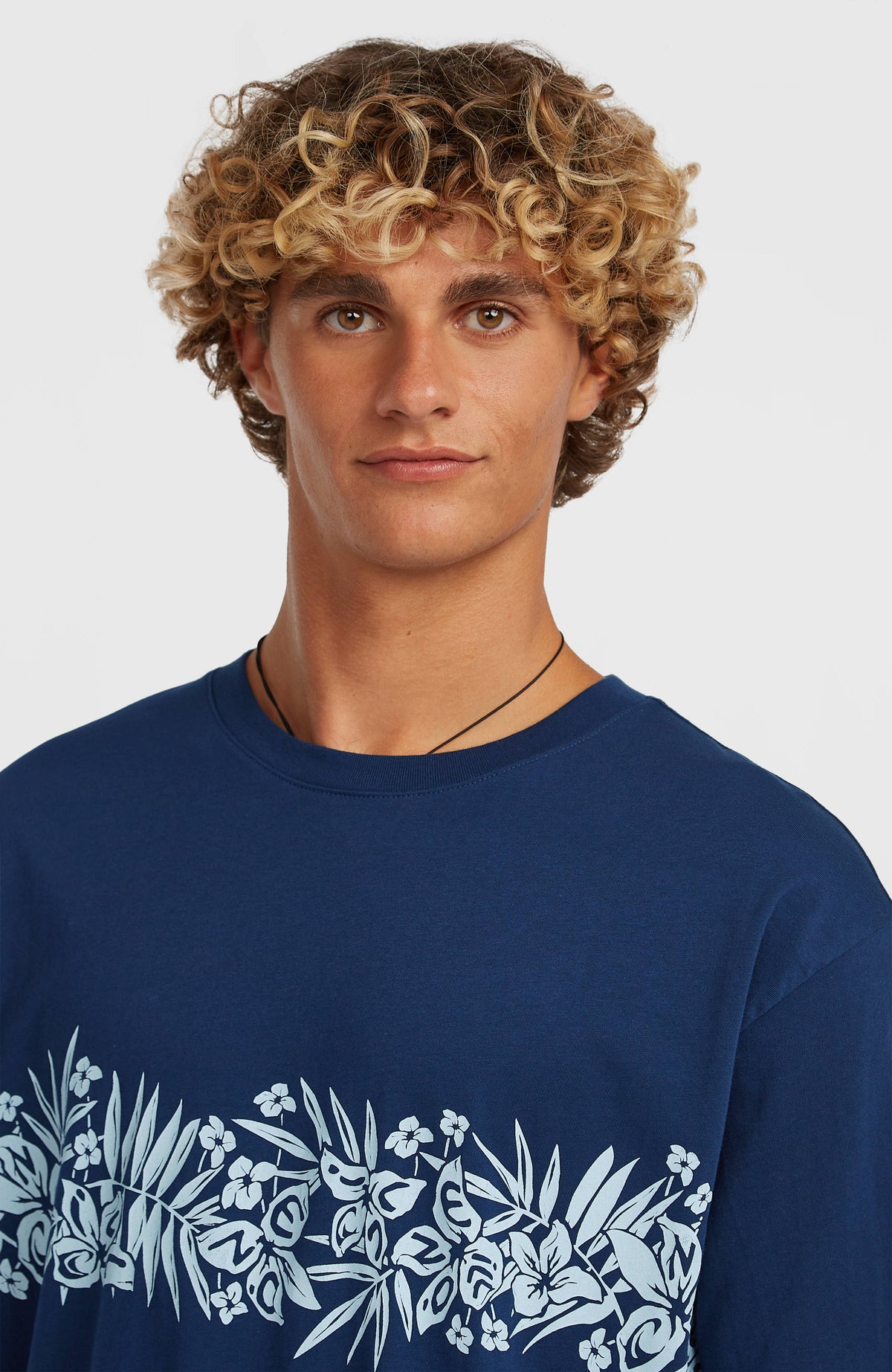 Uni Flower T-Shirt, blau, Nahaufnahme von Rundhalsausschnitt und Blumenmuster in Hellblau