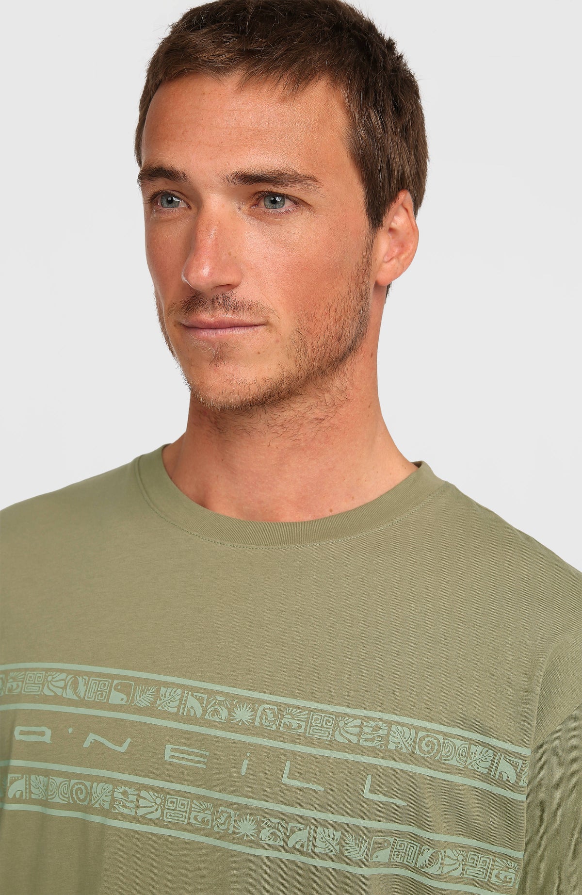 Nahaufnahme von Rundhalsausschnitt und Grafikprint des grünen Flower Stripe T-Shirts am Model