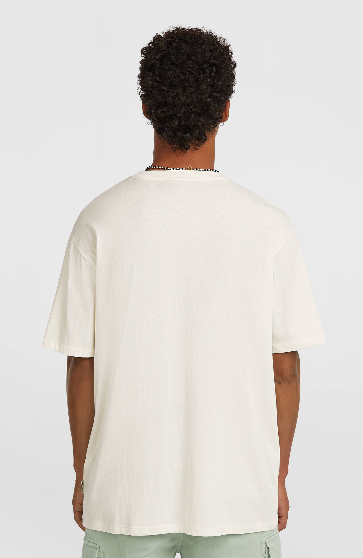 Photo Front-Print T-Shirt für Herren, weiß, Rückansicht am Model mit kleinem Logo-Label am Saum