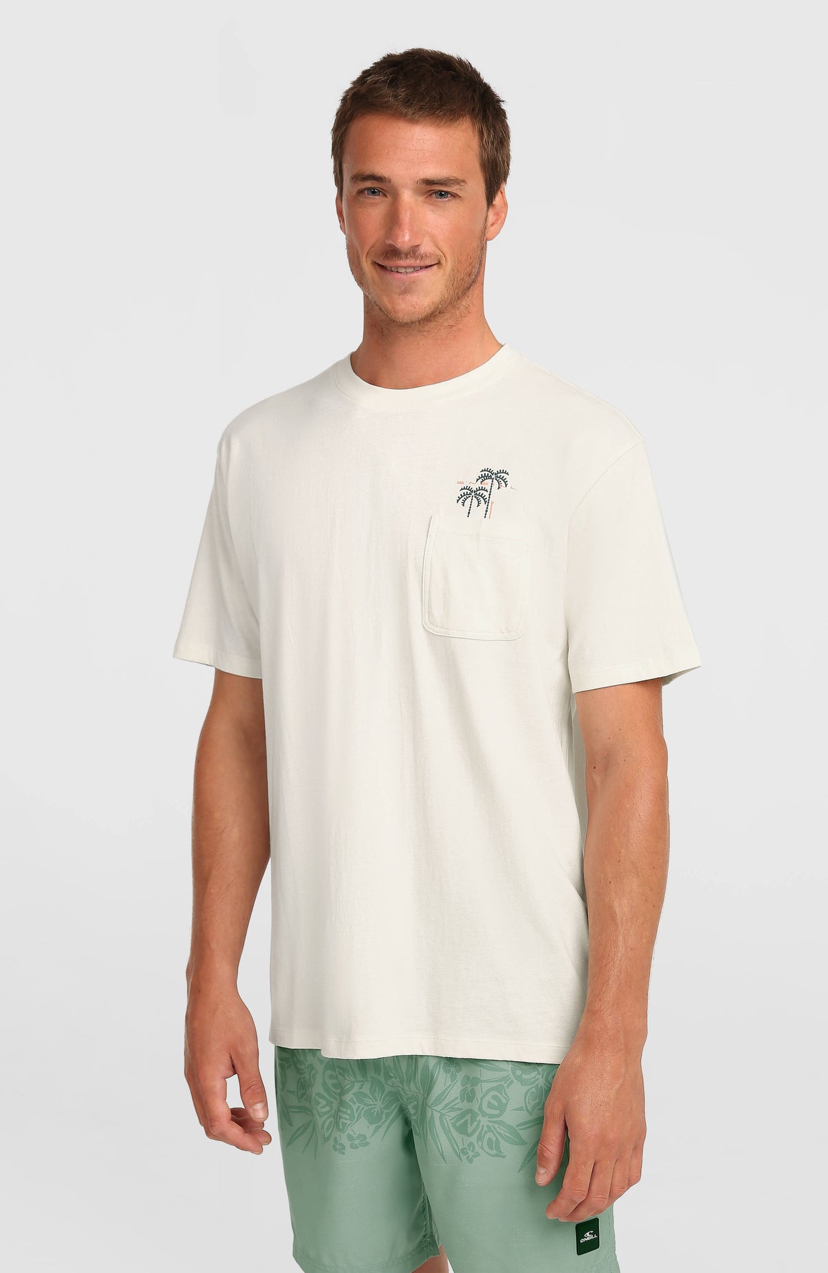 O'Neill Chest Pocket T-Shirt für Herren, weiß mit Palmen-Print in Grün, Vorderansicht am Model
