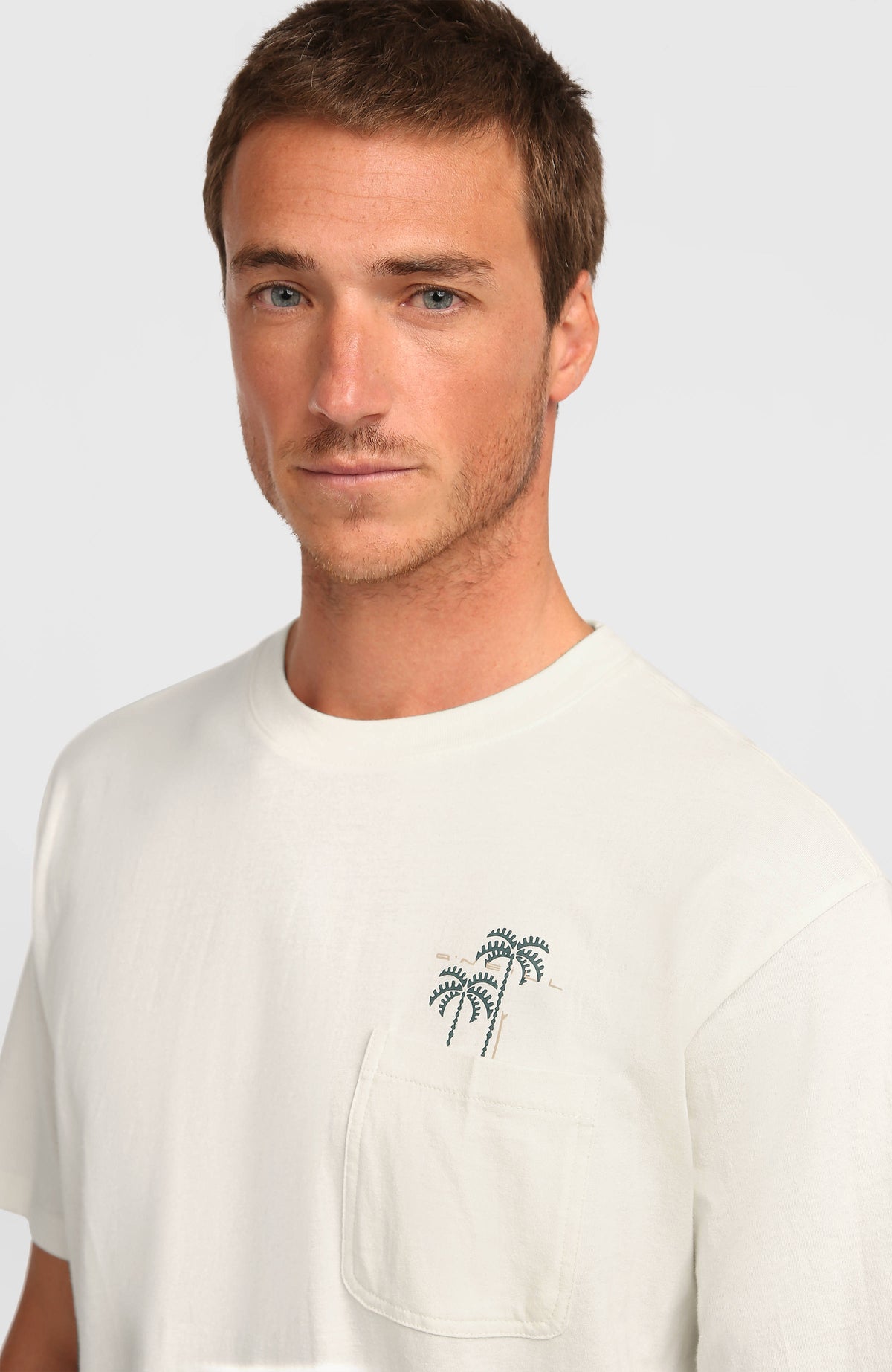 Nahaufnahme von Rundhalsausschnitt und Brusttasche am weißen Chest Pocket T-Shirt mit Palmen-Print in Grün