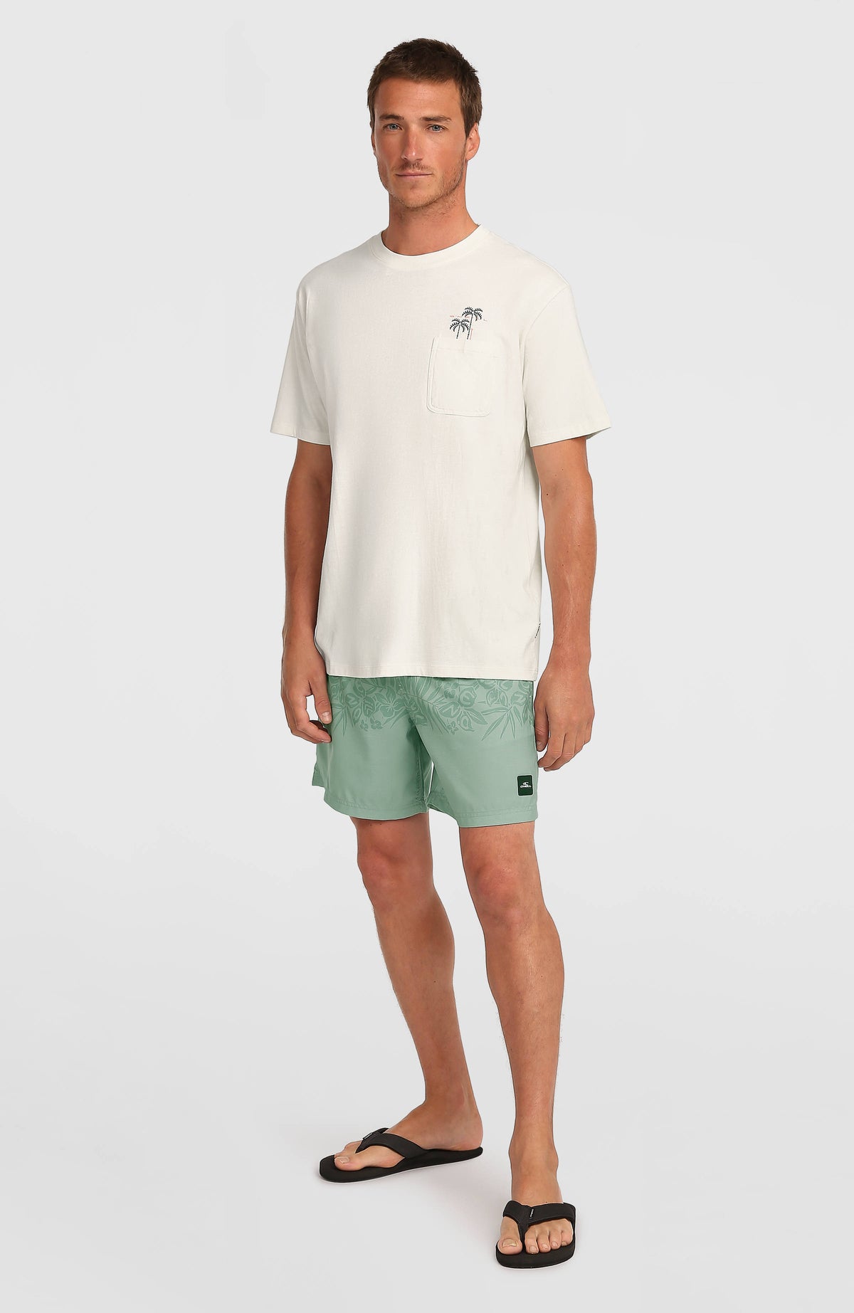 Chest Pocket T-Shirt für Herren, weiß mit Palmen-Print in Grün, Vorderansicht in Ganzkörperansicht am Model