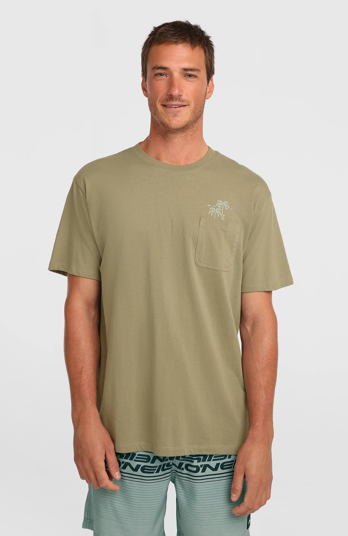 O'Neill Chest Pocket T-Shirt für Herren, grün, Vorderansicht am Model, aufgesetzte Brusttasche