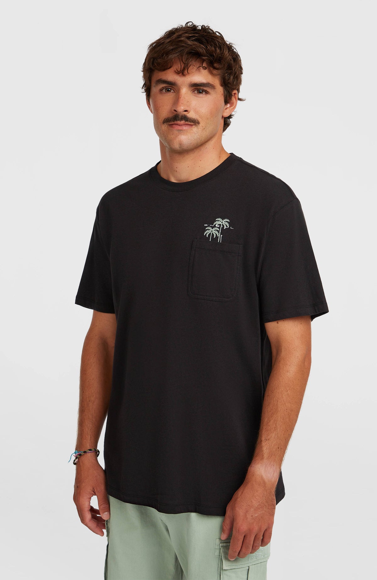 O'Neill Chest Pocket T-Shirt für Herren, schwarz mit Palmen-Print in Mint, Vorderansicht am Model