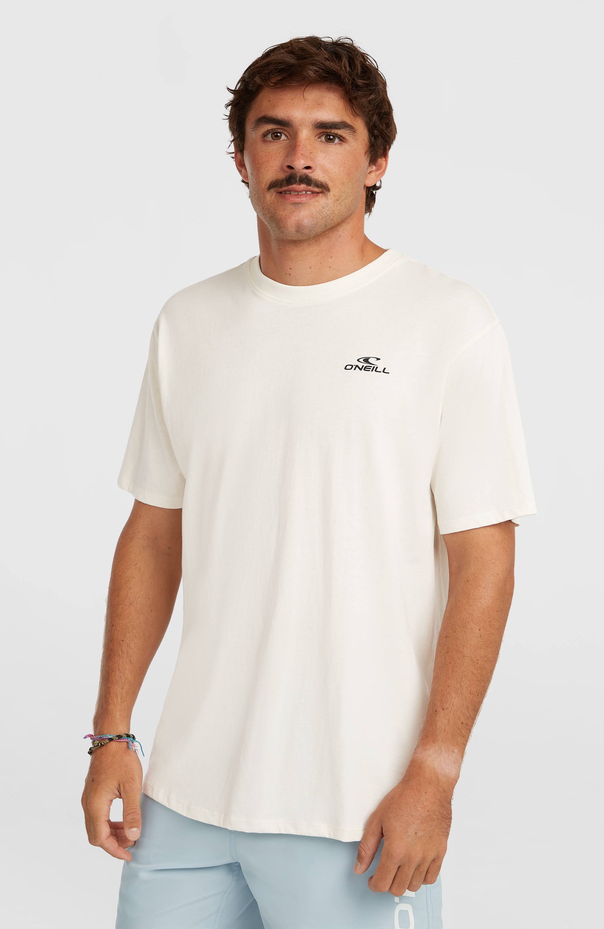 O'Neill Small Logo T-Shirt für Herren, weiß mit Logo-Print in Schwarz, Vorderansicht getragen am Model