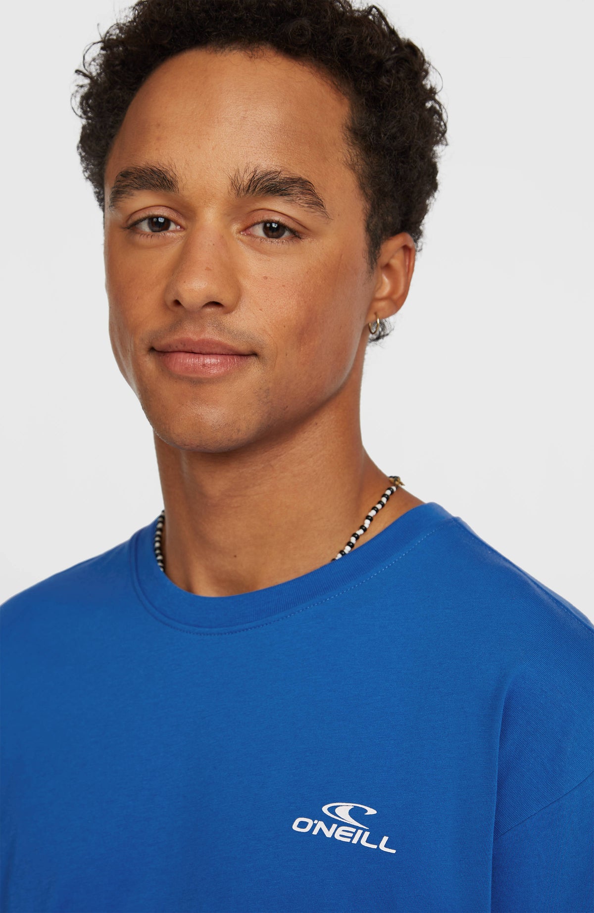 Small Logo T-Shirt für Herren, blau, Nahaufnahme von Rundhalsausschnitt und Logo-Print am Model