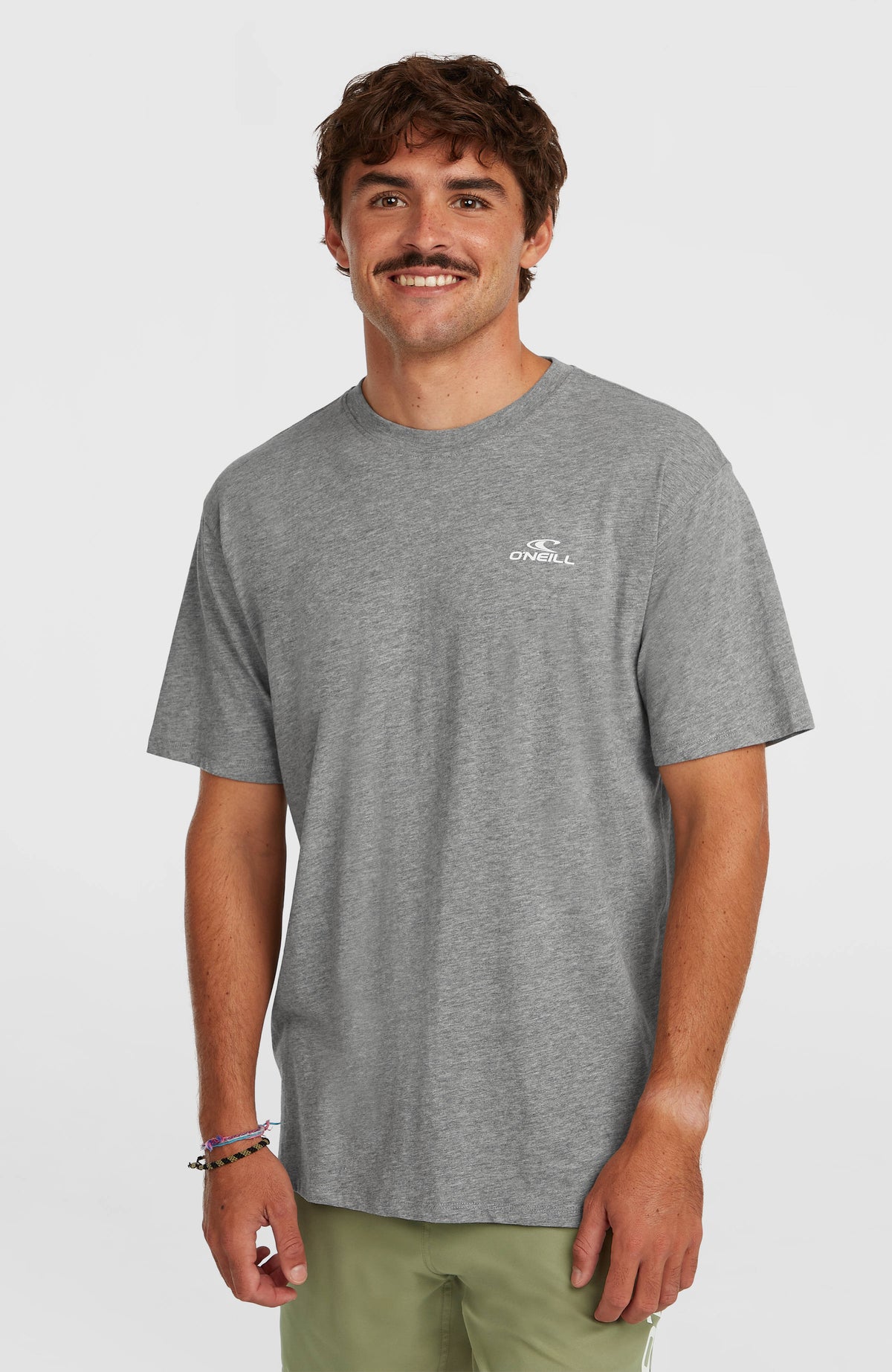 O'Neill Small Logo T-Shirt für Herren, grau mit Logo-Print in Weiß, Vorderansicht, getragen am Model
