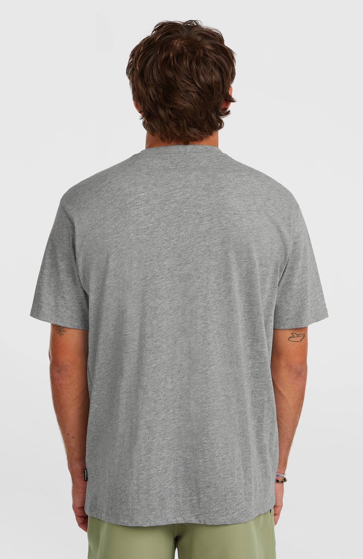 Small Logo T-Shirt für Herren, grau mit Logo-Print in Weiß, Rückansicht mit kleinem Label am Saum, am Model
