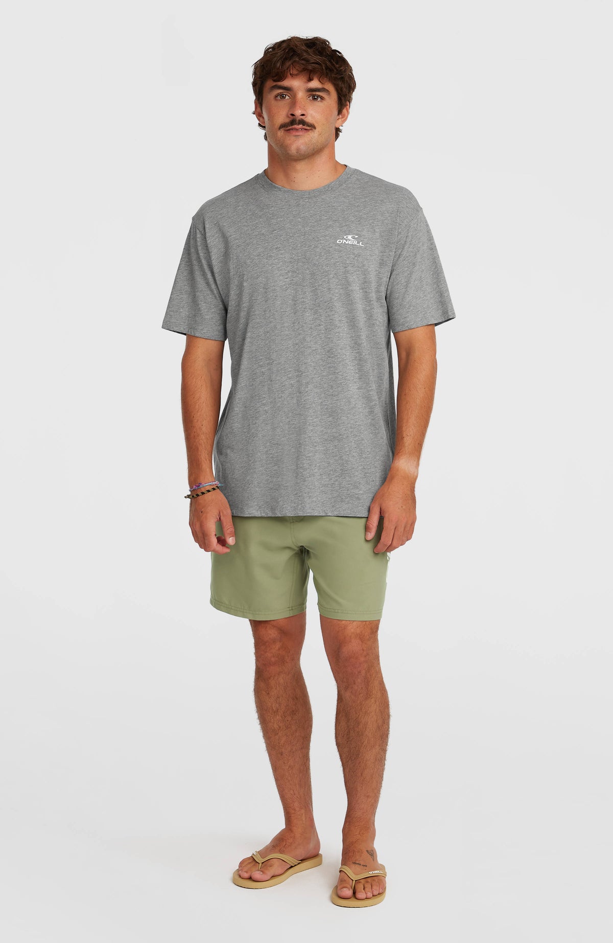 Small Logo T-Shirt für Herren, grau mit Logo-Print in Weiß, Ganzkörperansicht von vorne, getragen am Model
