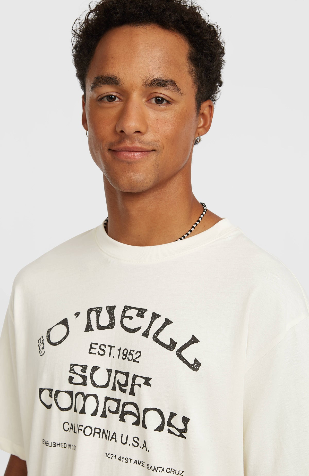 Muir T-Shirt für Herren, weiß mit Logo-Print in Schwarz, Nahaufnahme von Rundhalsausschnitt und Print am Model
