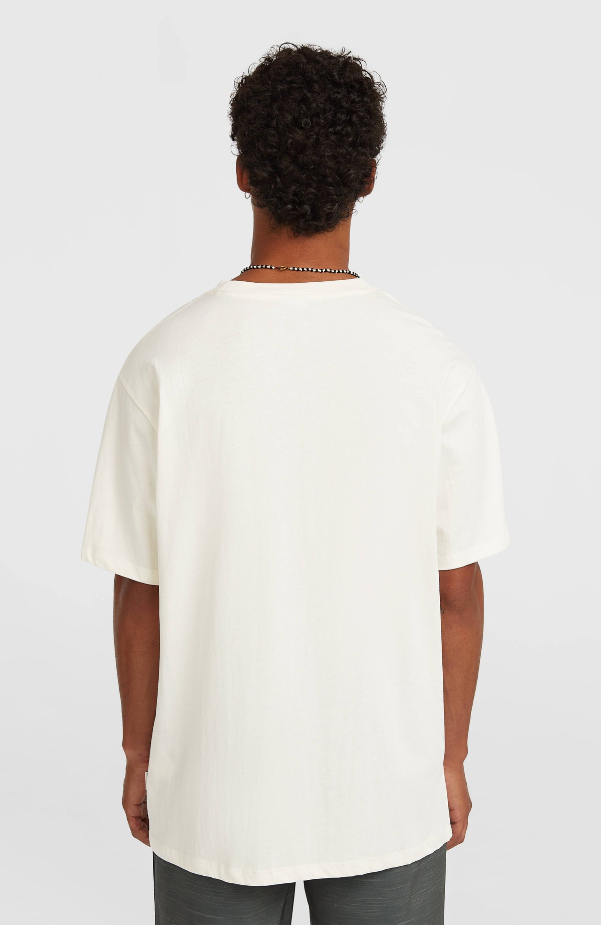 Muir T-Shirt für Herren, weiß mit Logo-Print in Schwarz, getragen am Model, Rückansicht