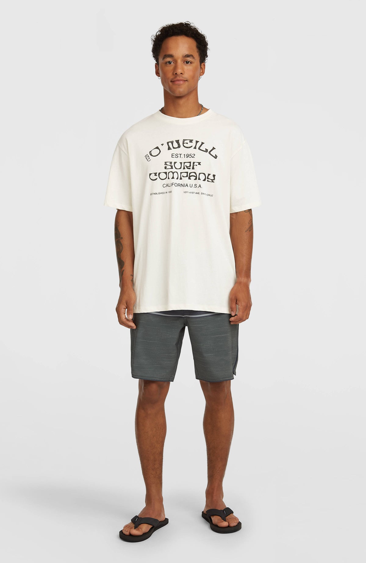 Muir T-Shirt für Herren, weiß mit Logo-Print in Schwarz, getragen am Model, Ganzkörperansicht von vorne