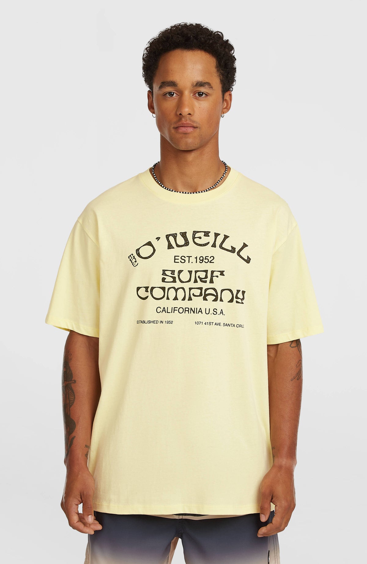 O'Neill Muir T-Shirt für Herren, gelb mit Logo-Print in Schwarz, Vorderansicht getragen am Model