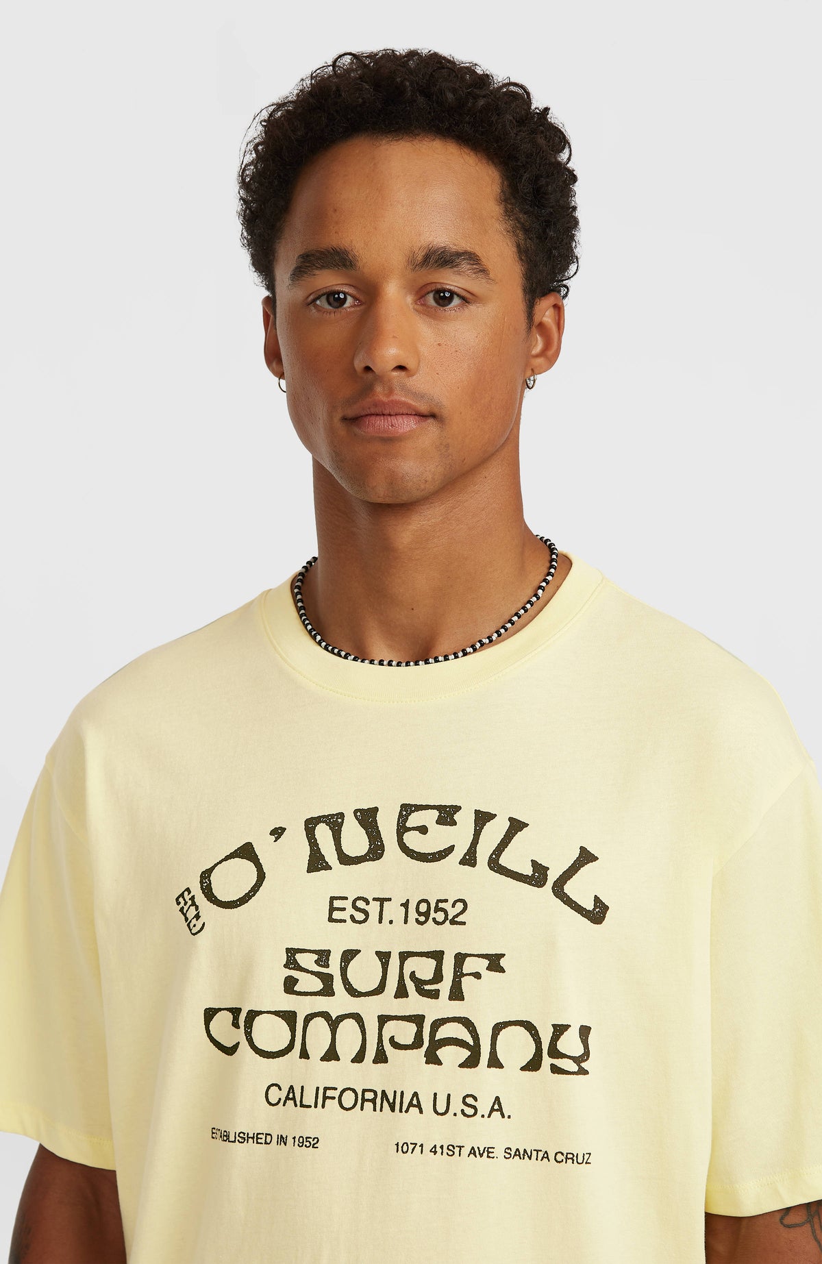 Muir T-Shirt für Herren, gelb mit Logo-Print in Schwarz, Nahaufnahme des gerippten Rundhalsausschnitts