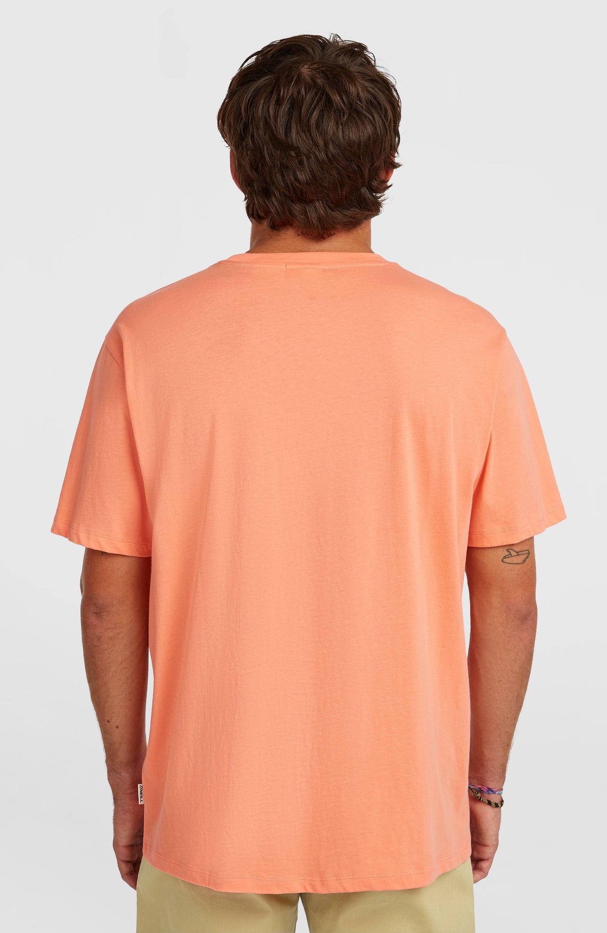 Muir T-Shirt für Herren, orange, Rückansicht, getragen am Model mit Label-Flag am Saum
