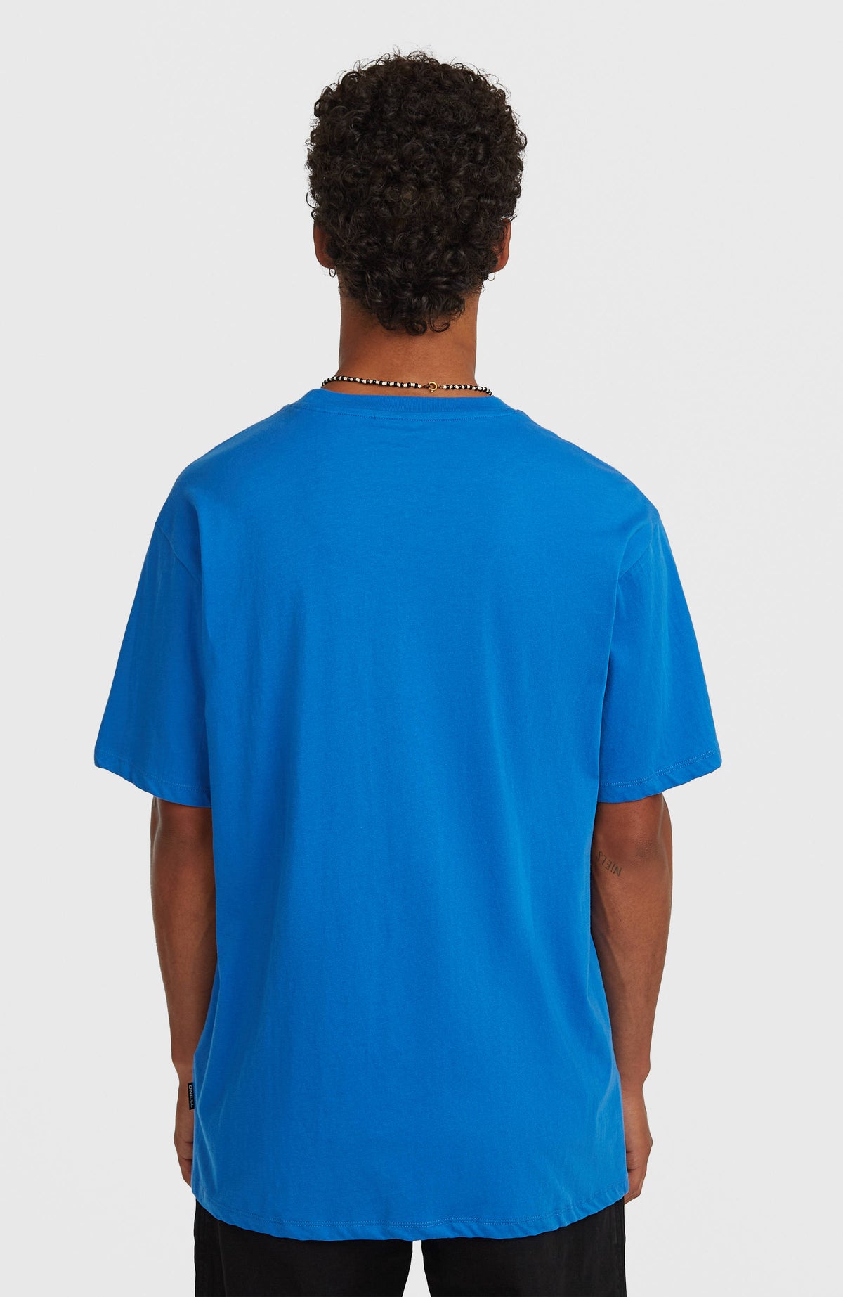 Blaues Muir T-Shirt für Herren, Rückansicht am Model mit geradem Saum