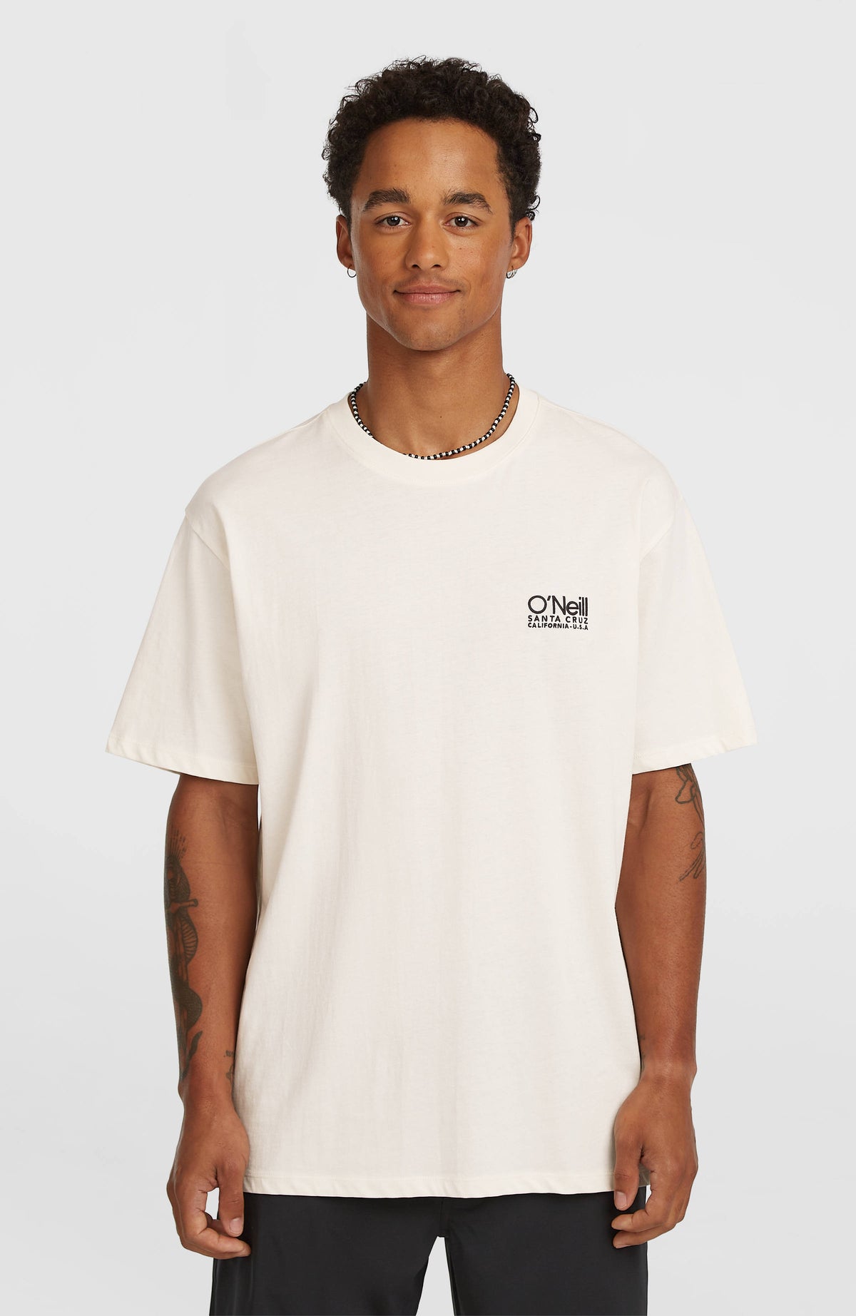 O'Neill Original Cali T-Shirt für Herren, weiß mit Logo-Print in Schwarz auf der Brust, Vorderansicht am Model