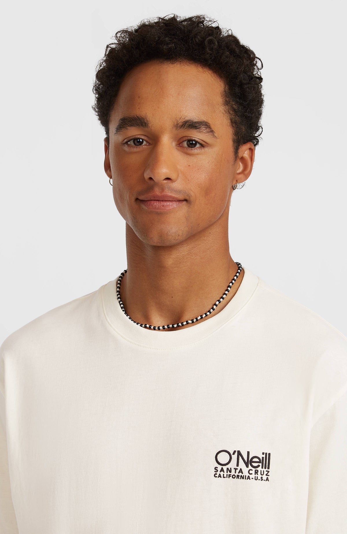 Original Cali T-Shirt für Herren, weiß mit Logo-Print in Schwarz, Nahaufnahme von Rundhalsausschnitt am Model
