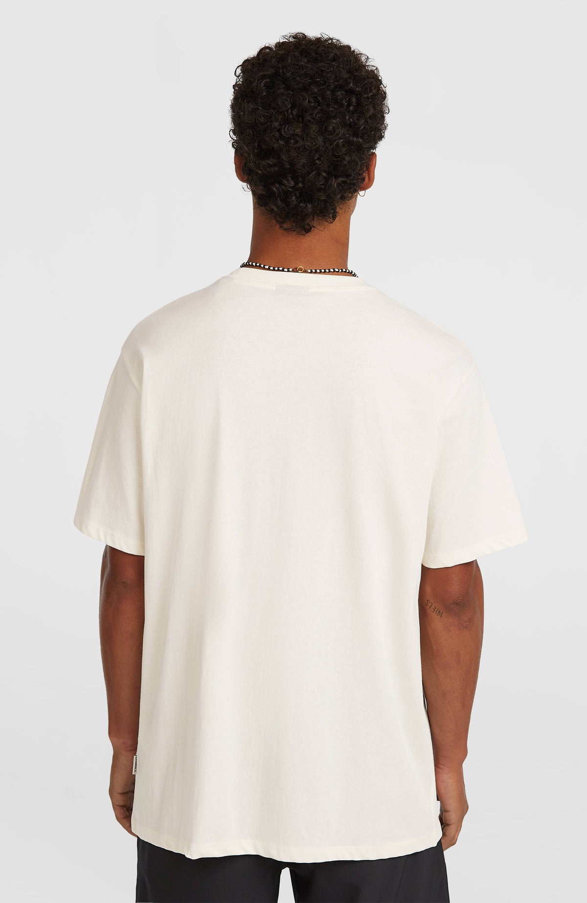 Original Cali T-Shirt für Herren, weiß, Rückansicht am Model mit Rundhalsausschnitt und kleinem Logo-Label am Saum