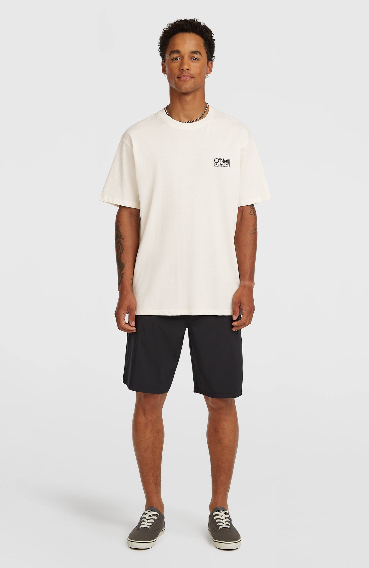 Original Cali T-Shirt für Herren, weiß mit Logo-Print in Schwarz, Vorderansicht am Model in voller Länge