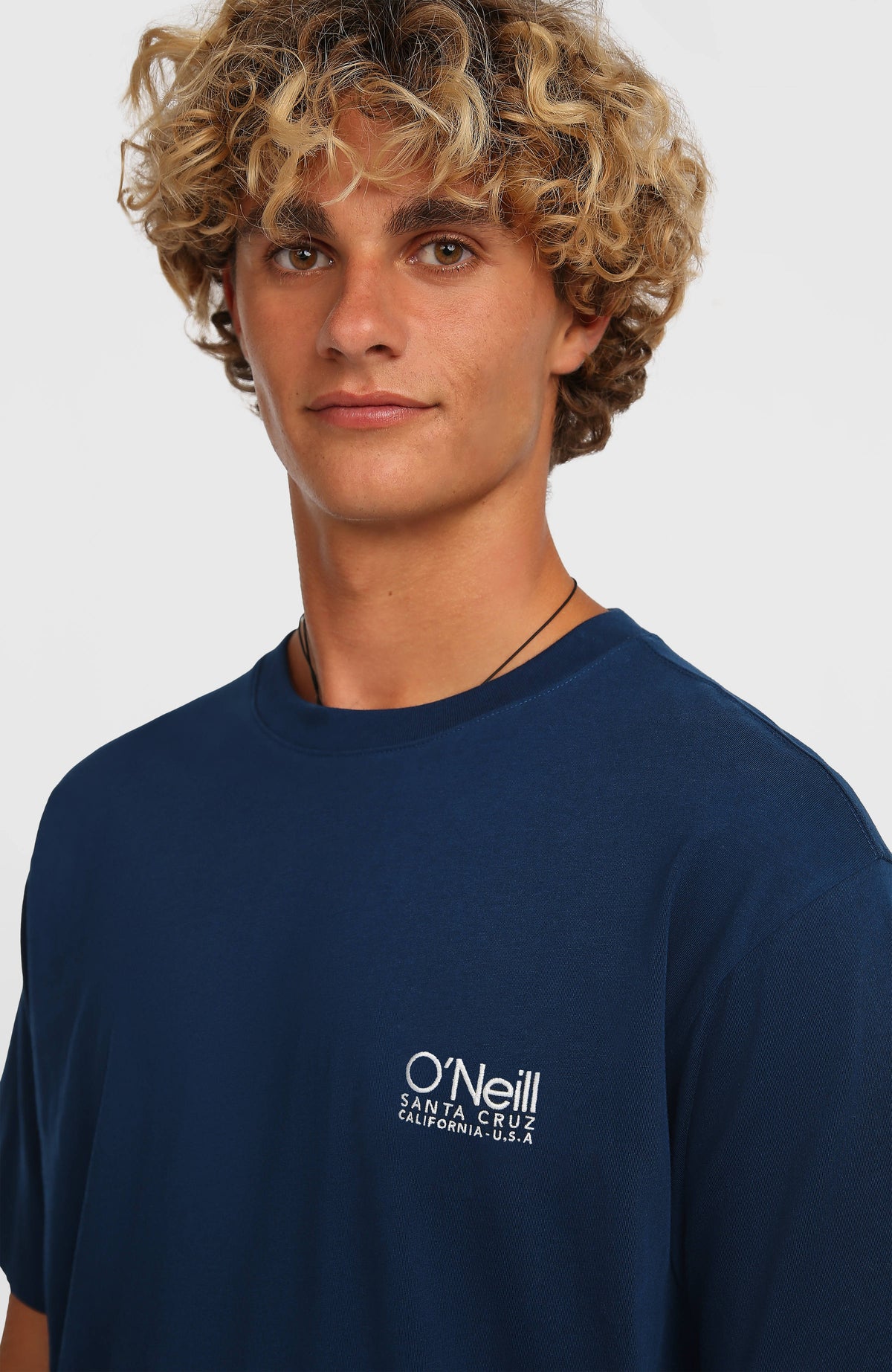 Original Cali T-Shirt für Herren, blau, Nahaufnahme von Rundhalsausschnitt und Logo-Print am Model