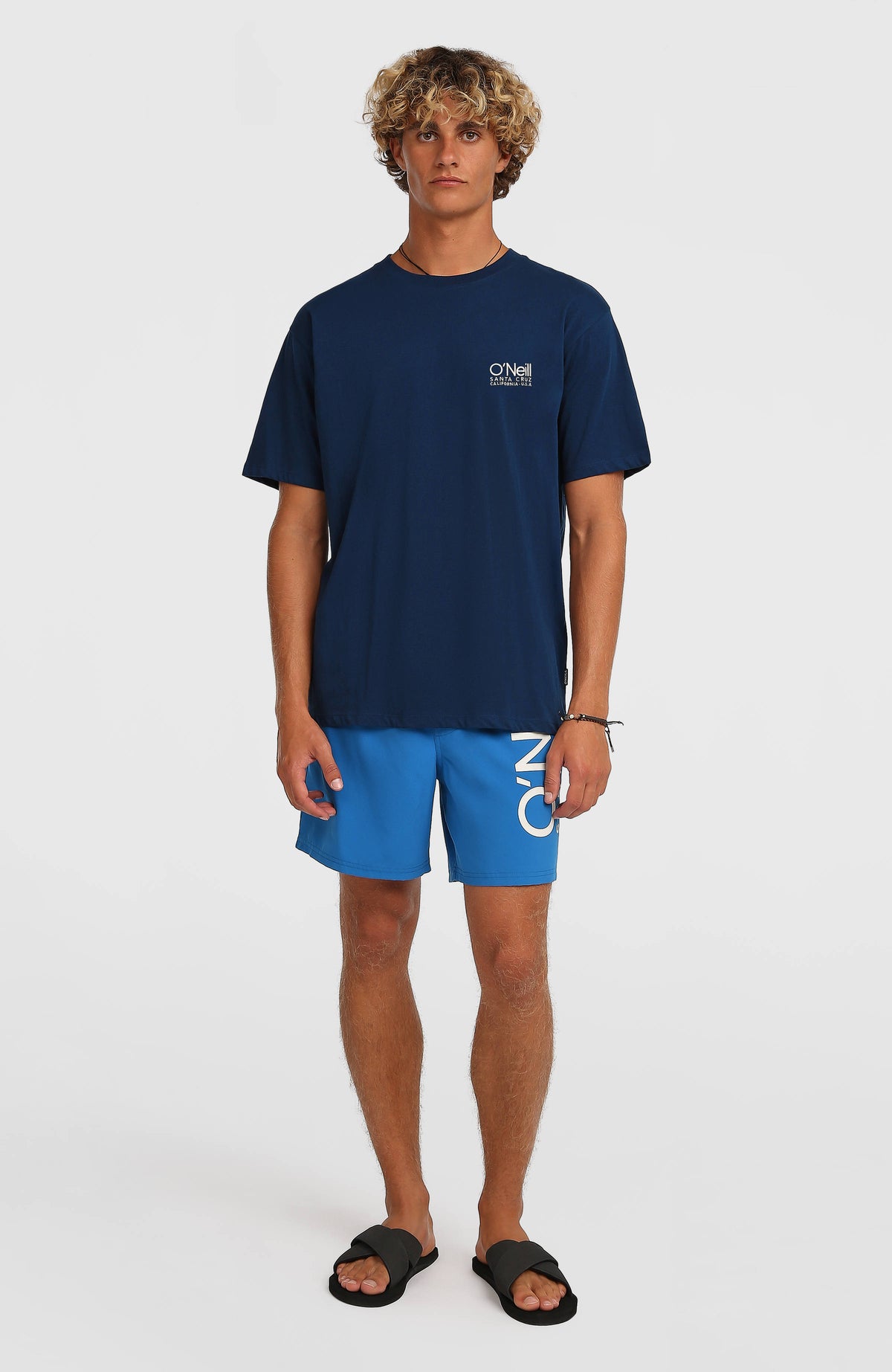 Original Cali T-Shirt für Herren, blau mit Logo-Print in Weiß, Ganzkörperansicht am Model