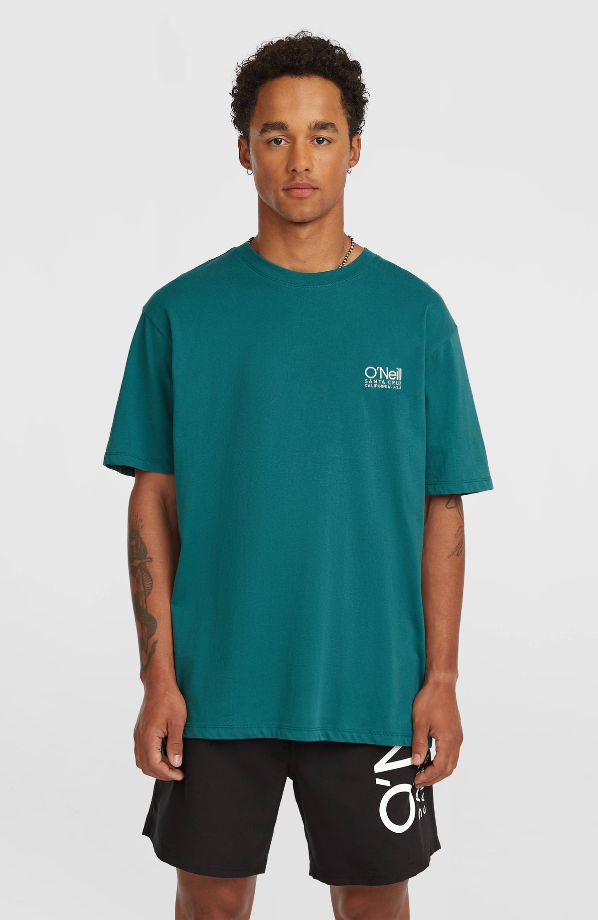 O'Neill Original Cali T-Shirt für Herren, grün mit Logo-Print in Weiß auf der Brust, Vorderansicht am Model