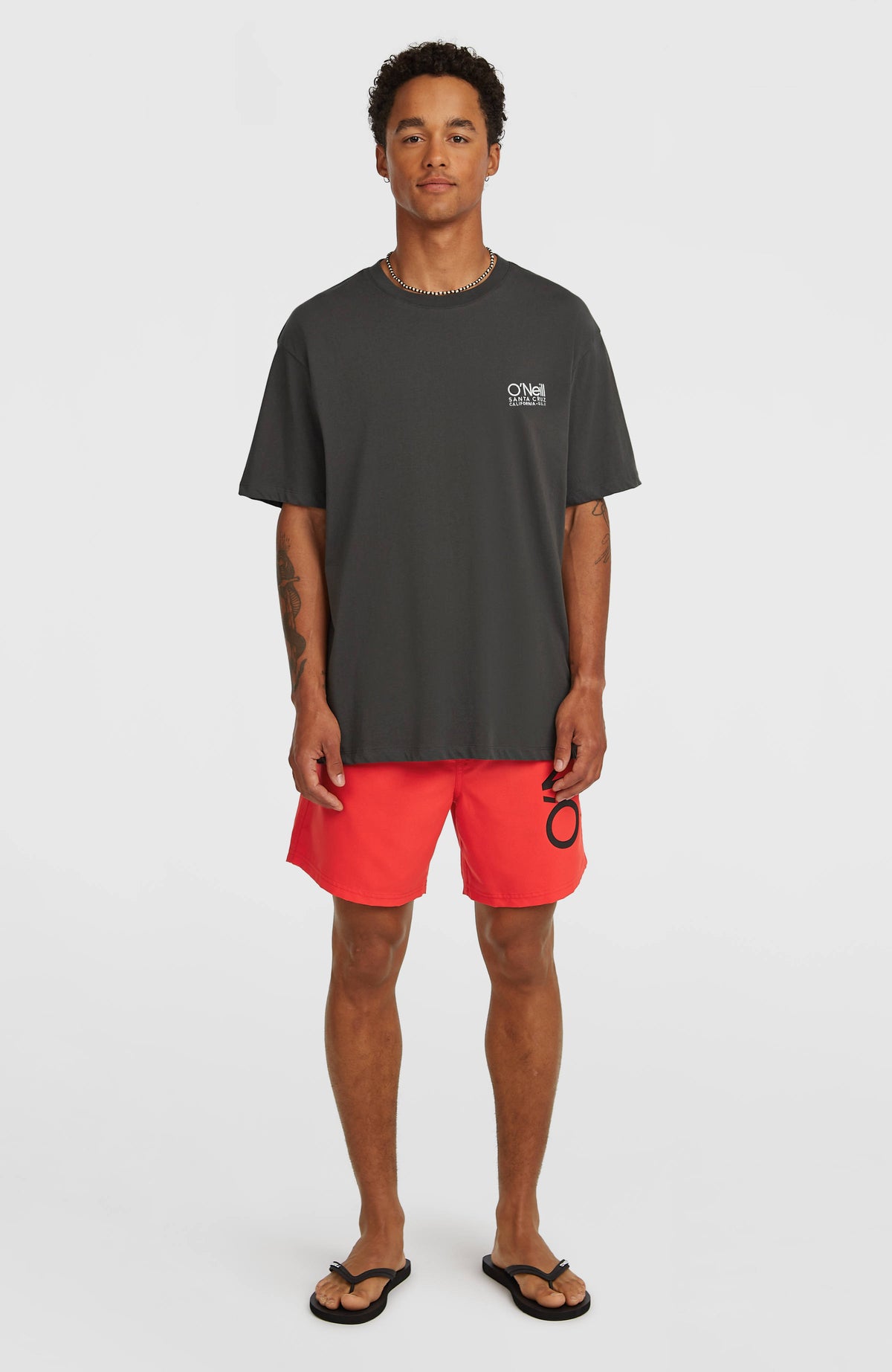 Original Cali T-Shirt für Herren, grau, Ganzkörperansicht von vorne getragen am Model