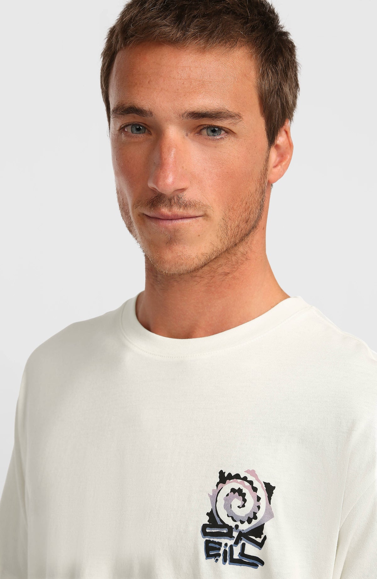 Nahaufnahme des weißen Chest-Print T-Shirt mit Rundhalsausschnitt und Logo-Print auf der Vorderseite