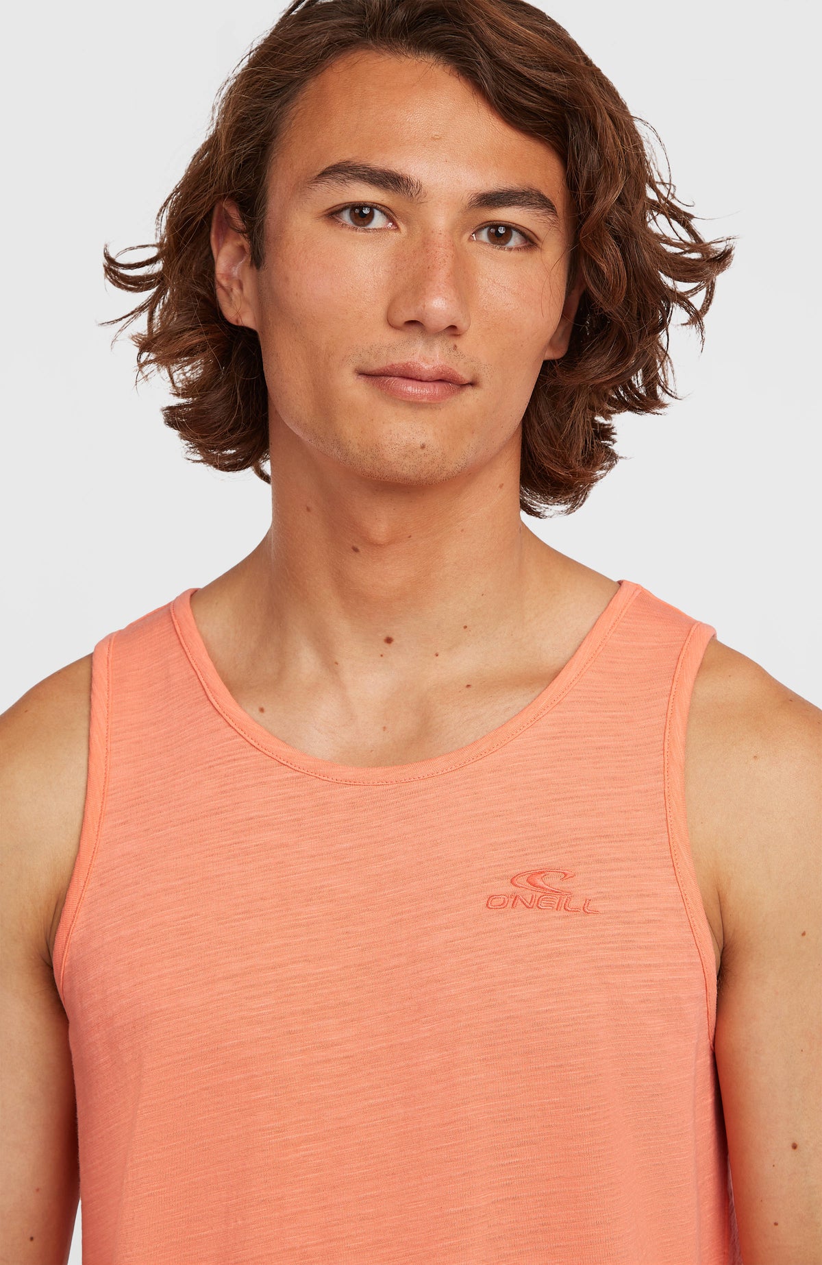 Slub Tanktop für Herren, orange, Nahaufnahme von Rundhalsausschnitt und Logo-Stickerei